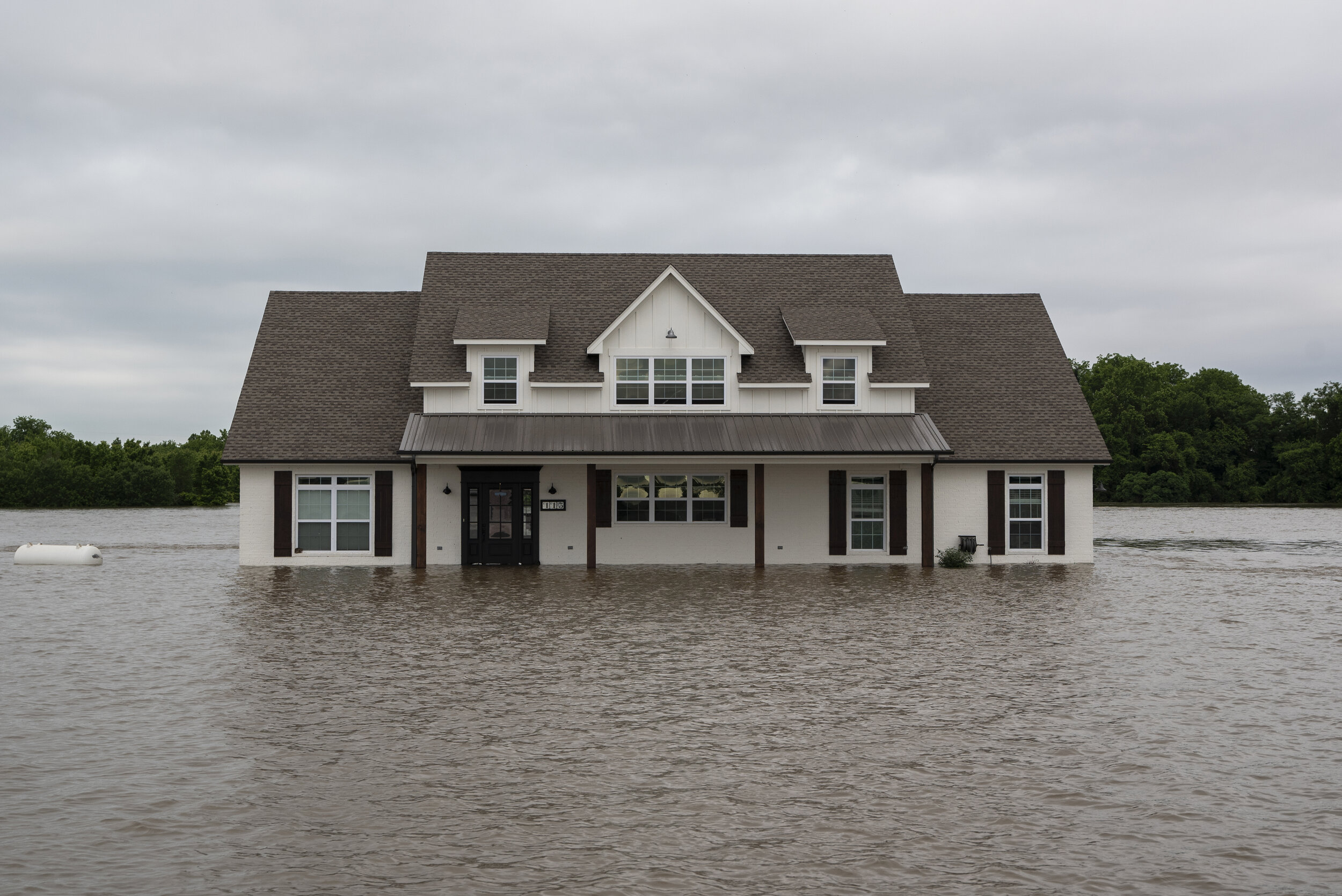  Floodwater from the Arkansas River surrounds a home in Fort Gibson, Oklahoma on May 26, 2019. CREDIT: Nick Oxford for The New York Times 