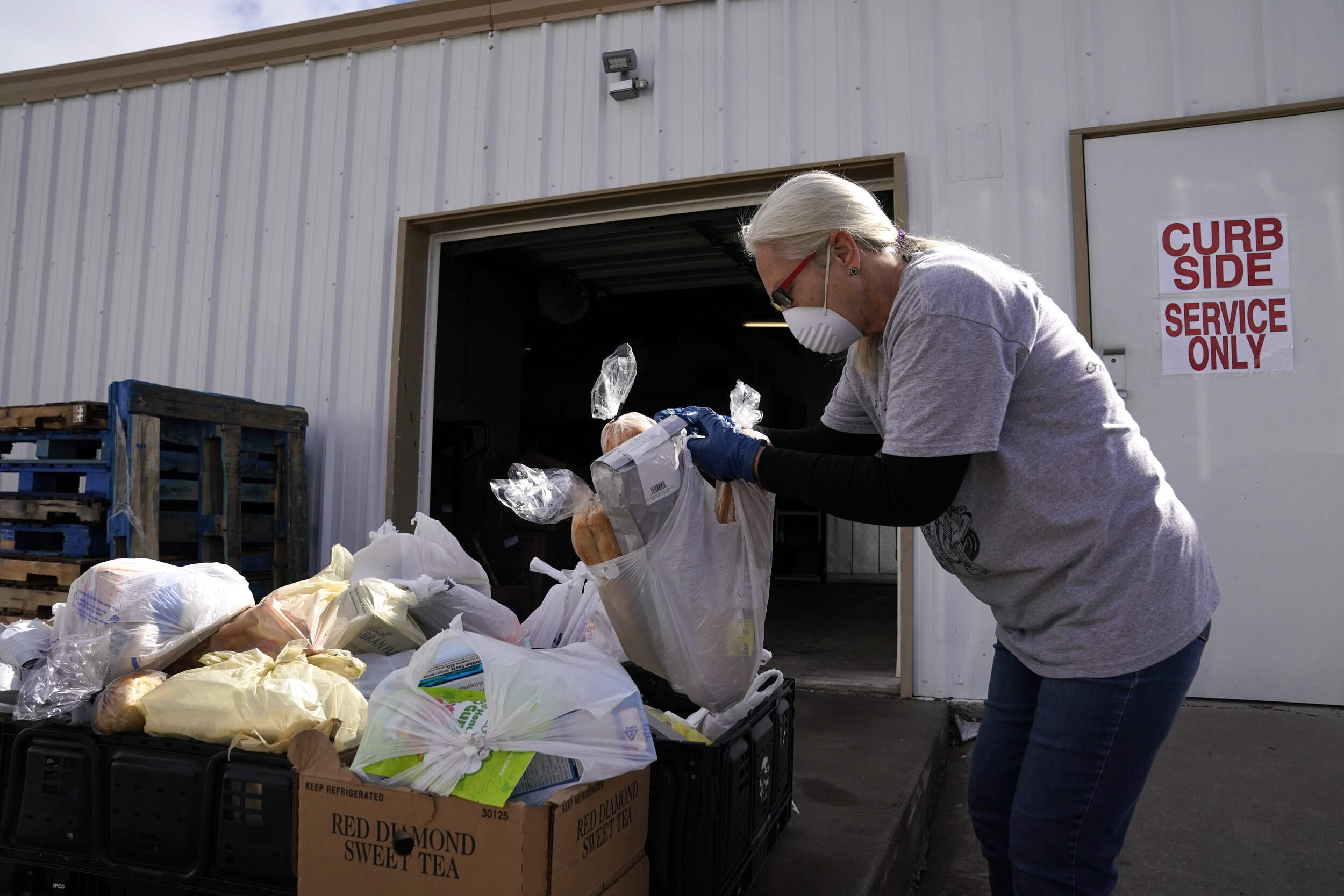  Kathy Reed prepares food for pickup at Bristow Social Services in Bristow, Oklahoma, March 24, 2020. Nick Oxford for The Washington Post 