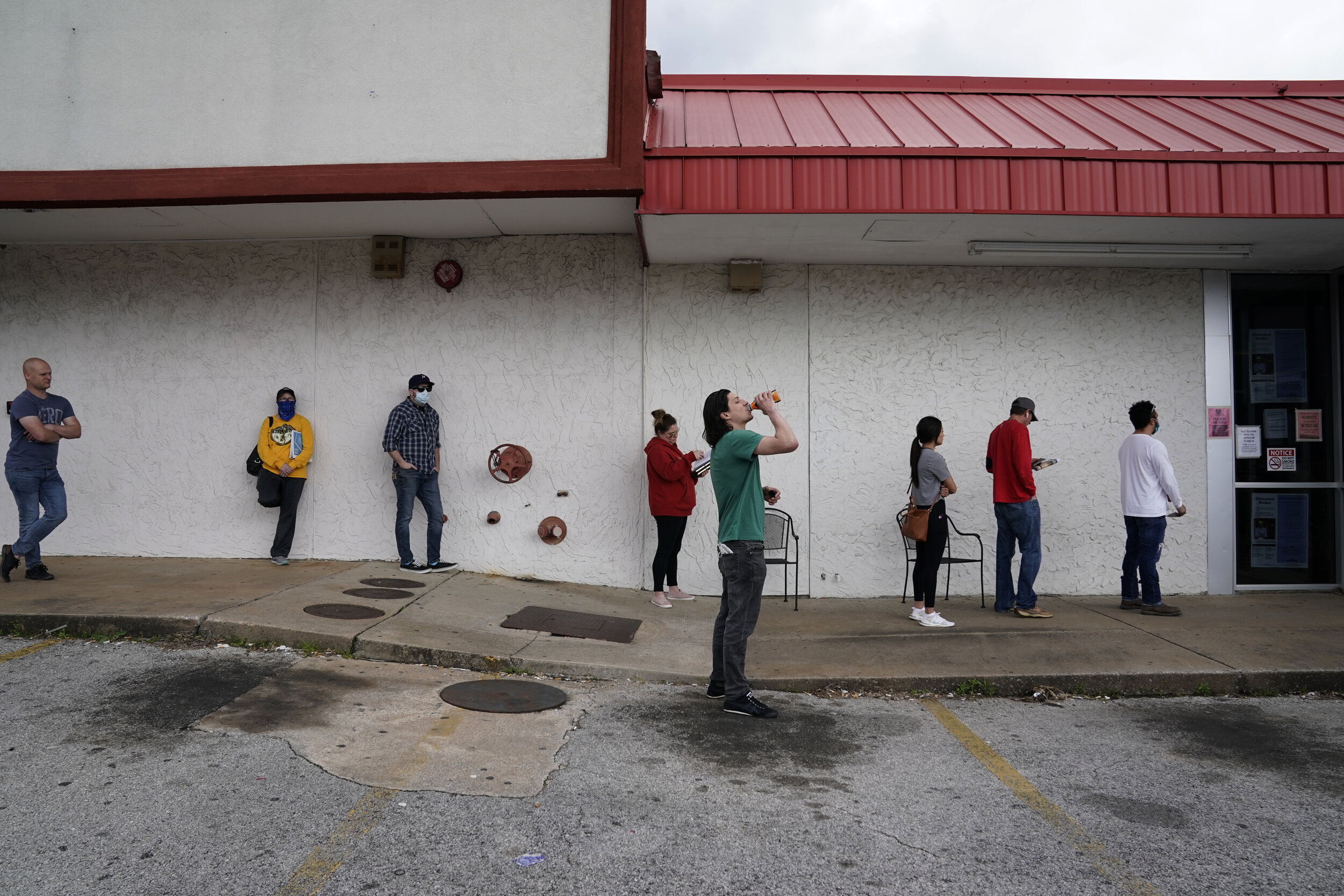  People who lost their jobs wait in line to file for unemployment following an outbreak of the coronavirus disease (COVID-19), at an Arkansas Workforce Center in Fayetteville, Arkansas, U.S. April 6, 2020. REUTERS/Nick Oxford 