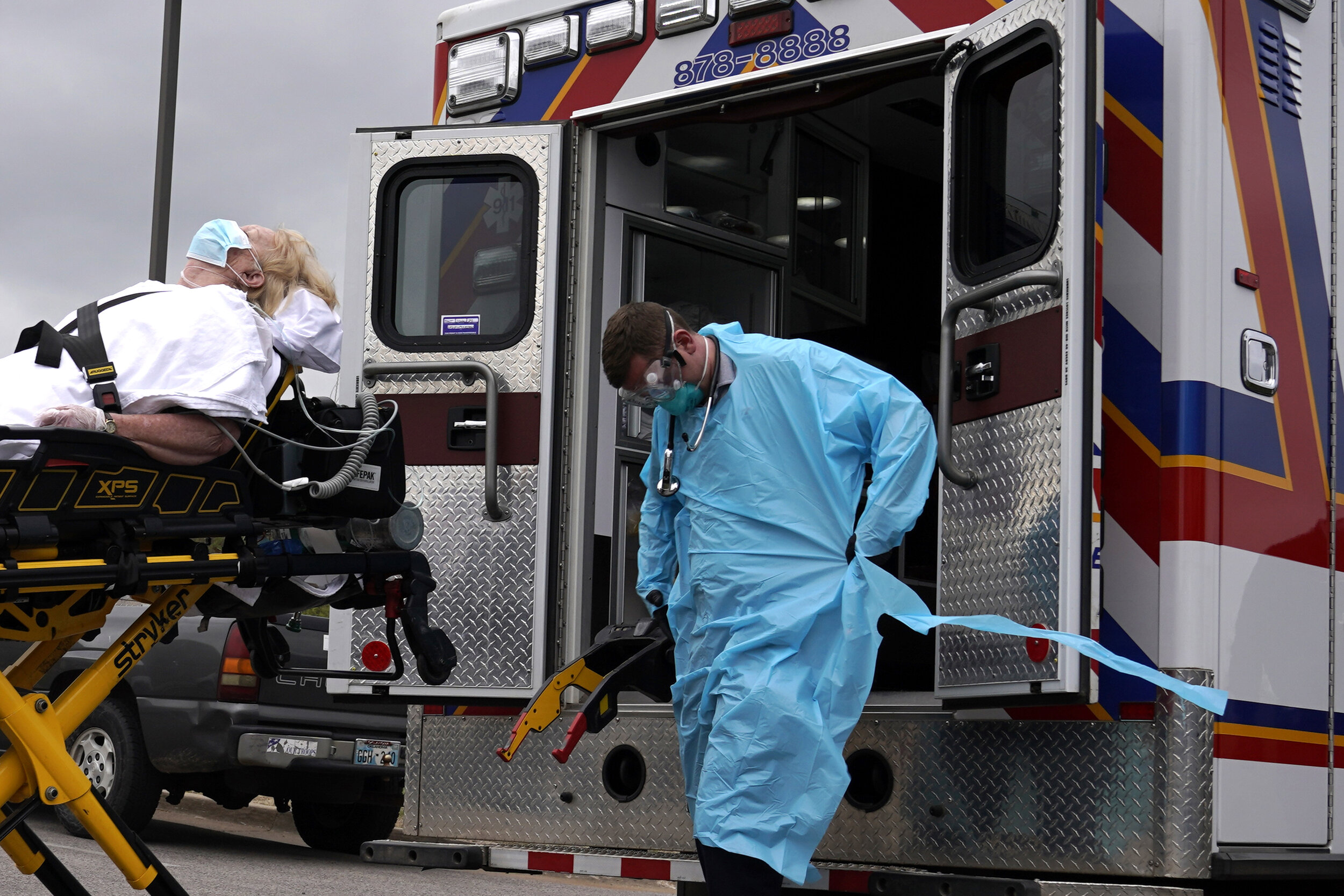  A REACT EMS paramedic wearing a protective gown loads a potential coronavirus disease (COVID-19) patient for transport in Shawnee, Oklahoma, U.S. April 2, 2020. REUTERS/Nick Oxford 