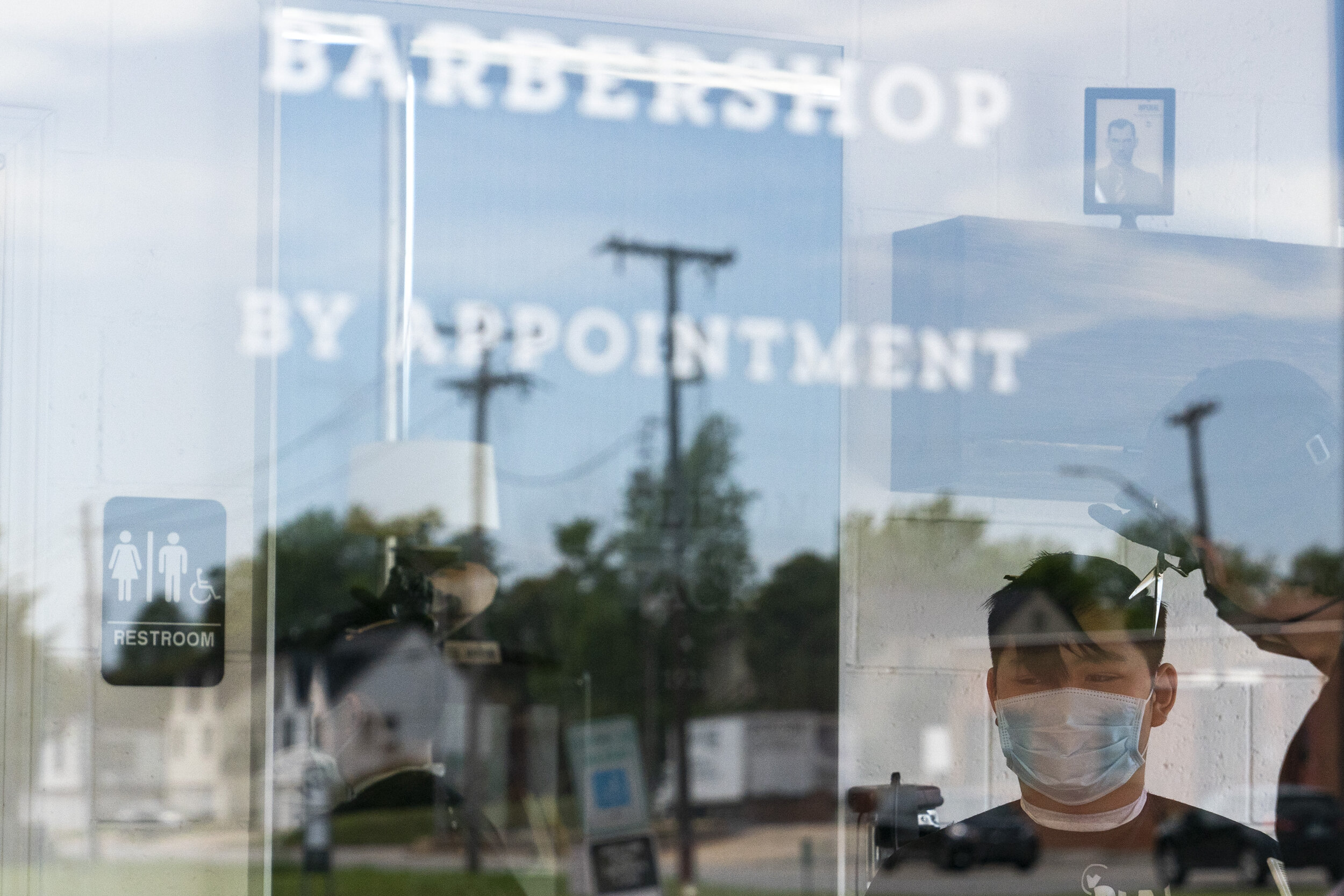  A man wearing a protective mask gets his hair cut at Weldon Jack barbershop in Oklahoma City, Oklahoma, U.S., on Friday, May 1, 2020. Oklahoma's Republican Governor Kevin Stitt did not issue a formal stay-at-home order during the coronavirus pandemi