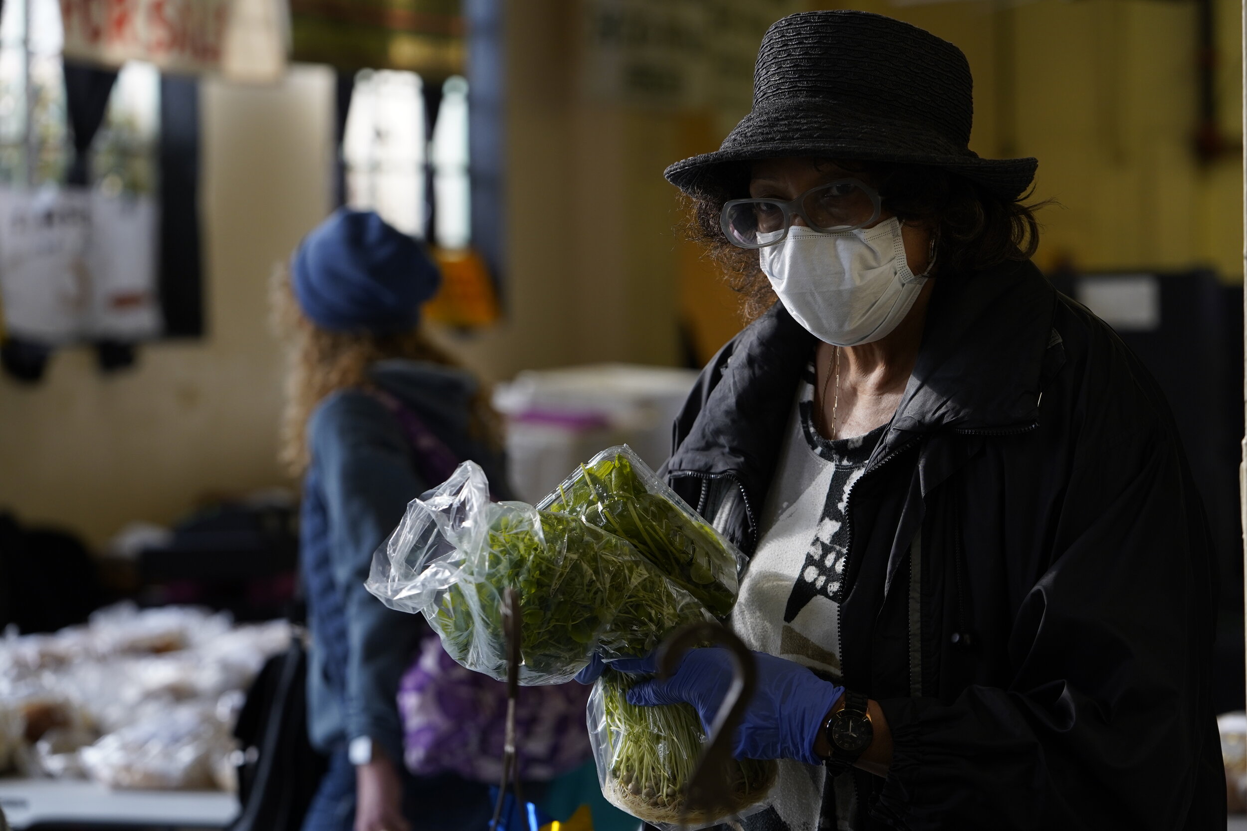  Dee Freeland buys fresh herbs at the Farmers Public Market in Oklahoma City, Oklahoma, U.S., March 21, 2020. REUTERS/Nick Oxford 