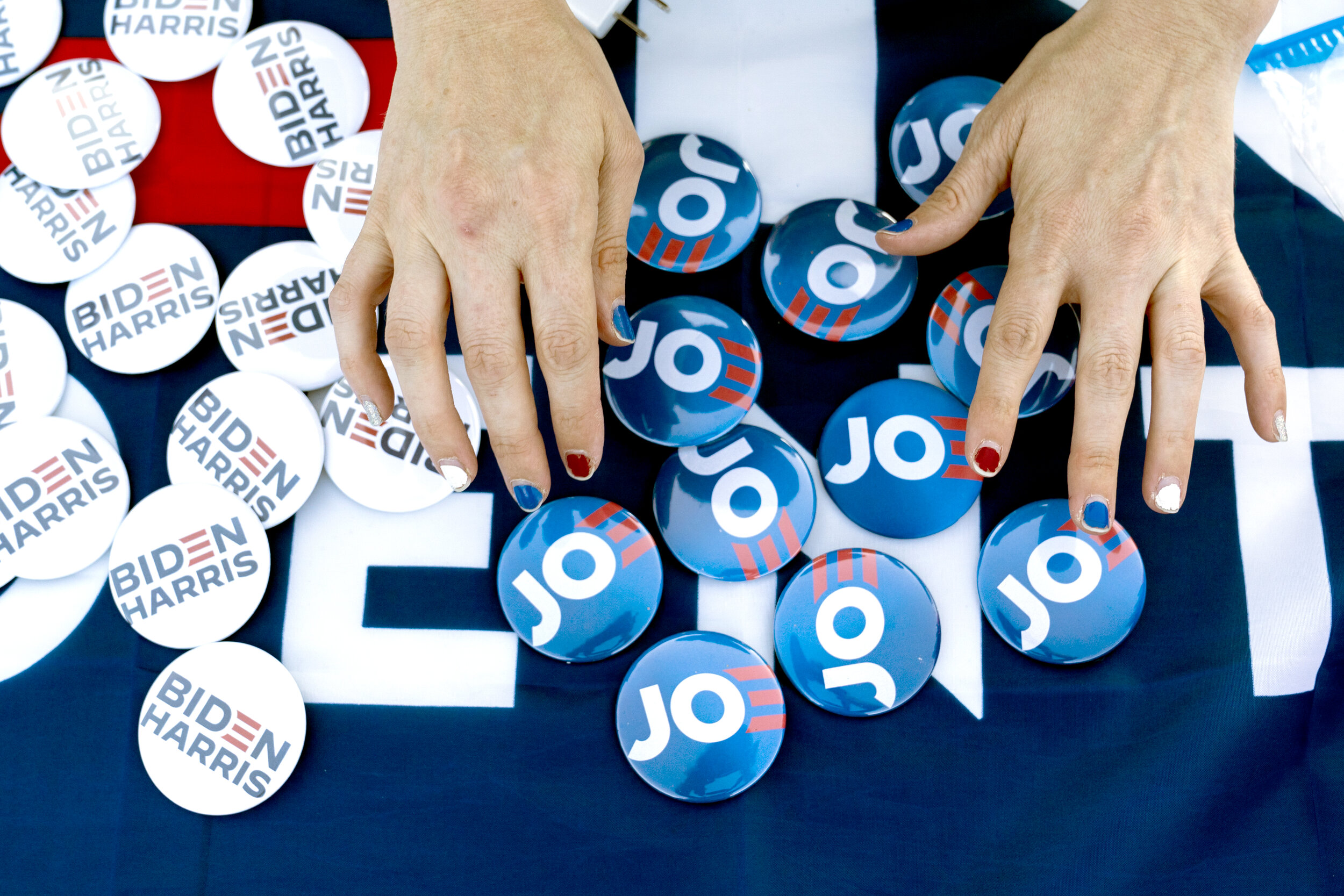  A volunteer arranges buttons at a DNC watch party at the Admiral Twin Drive In in Tulsa, Oklahoma on August 20, 2020. (Photo by Nick Oxford for The Washington Post) 
