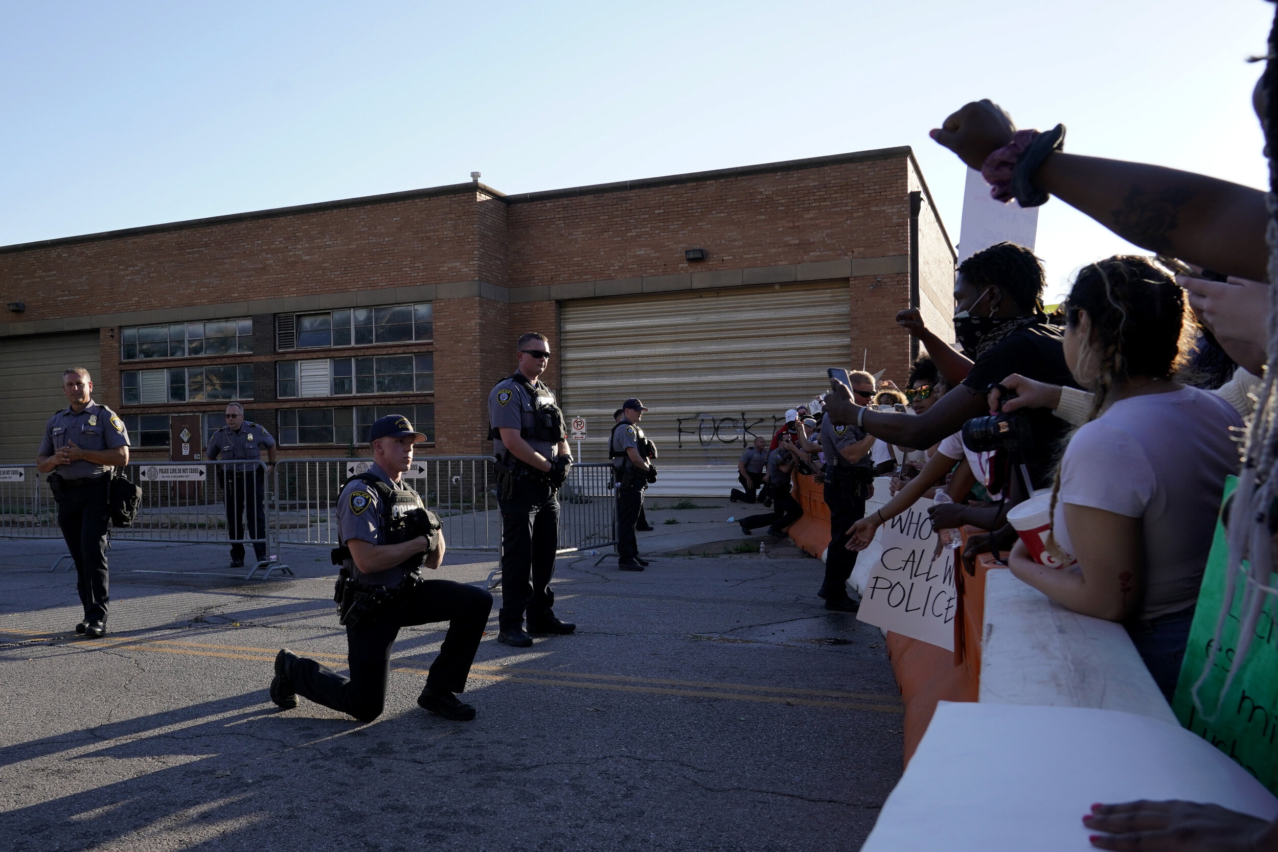  An Oklahoma City Police officer takes a knee in solidarity with protesters during nationwide unrest following the death in Minneapolis police custody of George Floyd, outside the Oklahoma City Police Department in Oklahoma City, Oklahoma, U.S., May 