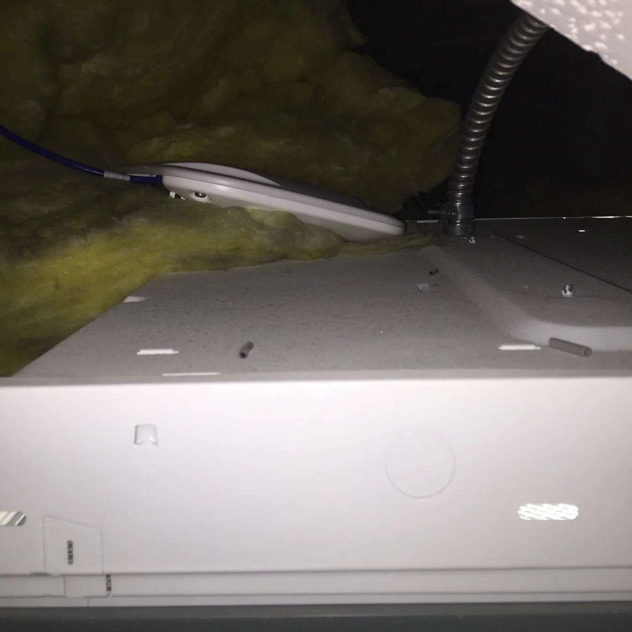 Upside down on a fluorescent light fixture… — Above ceiling Laying on a METAL, fluorescent light fixture Upside-down. So, basically, no RF going nowhere it needs to be. 😳
SUBMITTED BY: @playinpearls