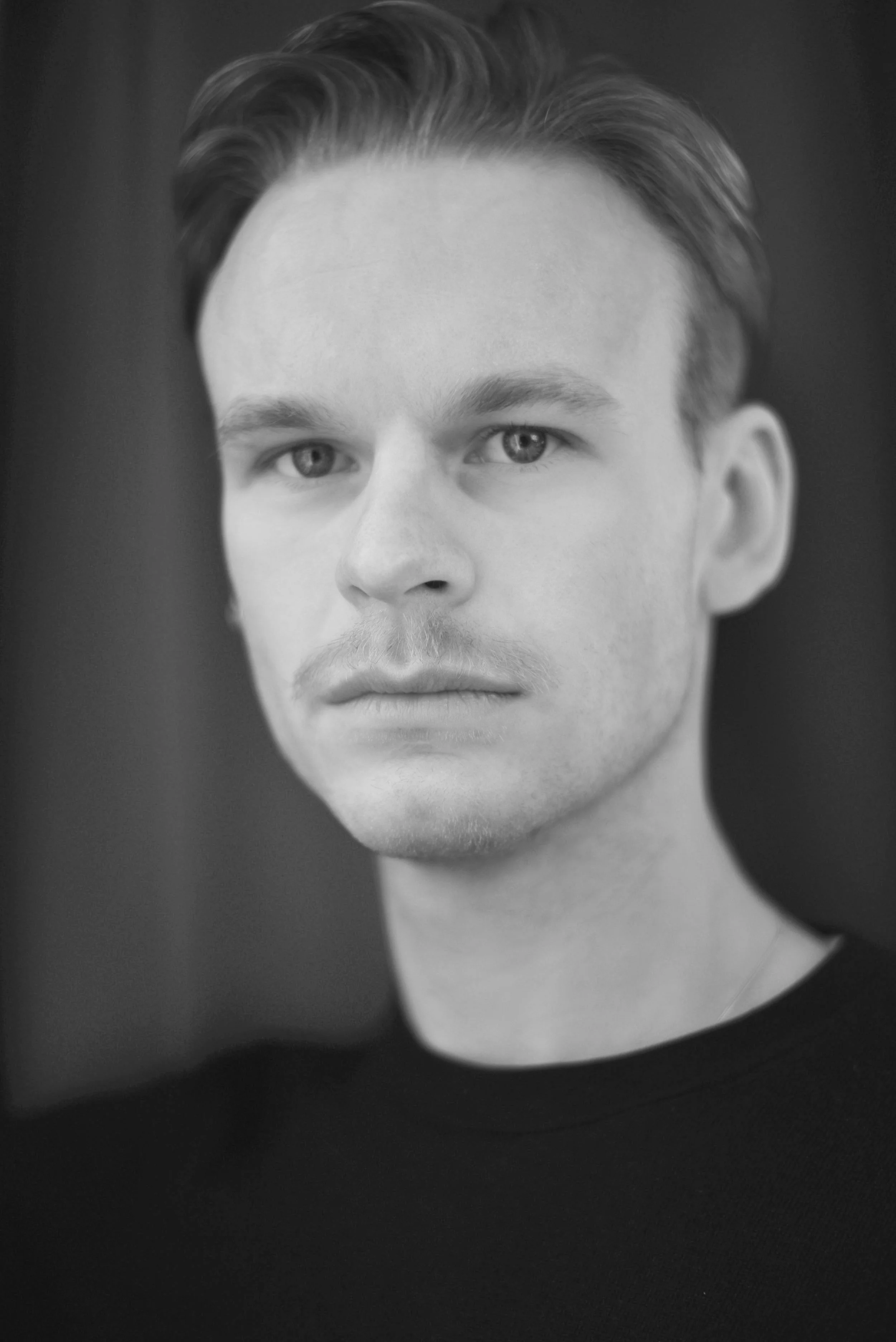ROBERT BRIDGER DANCER Born in Wiltshire, Robert is based in London. He started dancing at Swindon Dance (Centre for Advanced Training) before going on to study his BA Degree at Rambert School of Ballet and Contemporary Dance. Robert has performed and toured internationally with companies and choreographers including National Dance Company of Wales, Luca Silvestrini (Protein Dance), Merce Cunningham, Mark Baldwin, Christopher Bruce and Saju Hari Dance. Within a gallery context he has performed in Pablo Bronstein’s Historical Dances in an Antique Setting at the Tate Britain and more recently in Olafur Eliasson’s Ice Watch at the Tate Modern. Robert continues to work and collaborate with Emanuel Gat Dance and Alexander Whitley Dance Company.