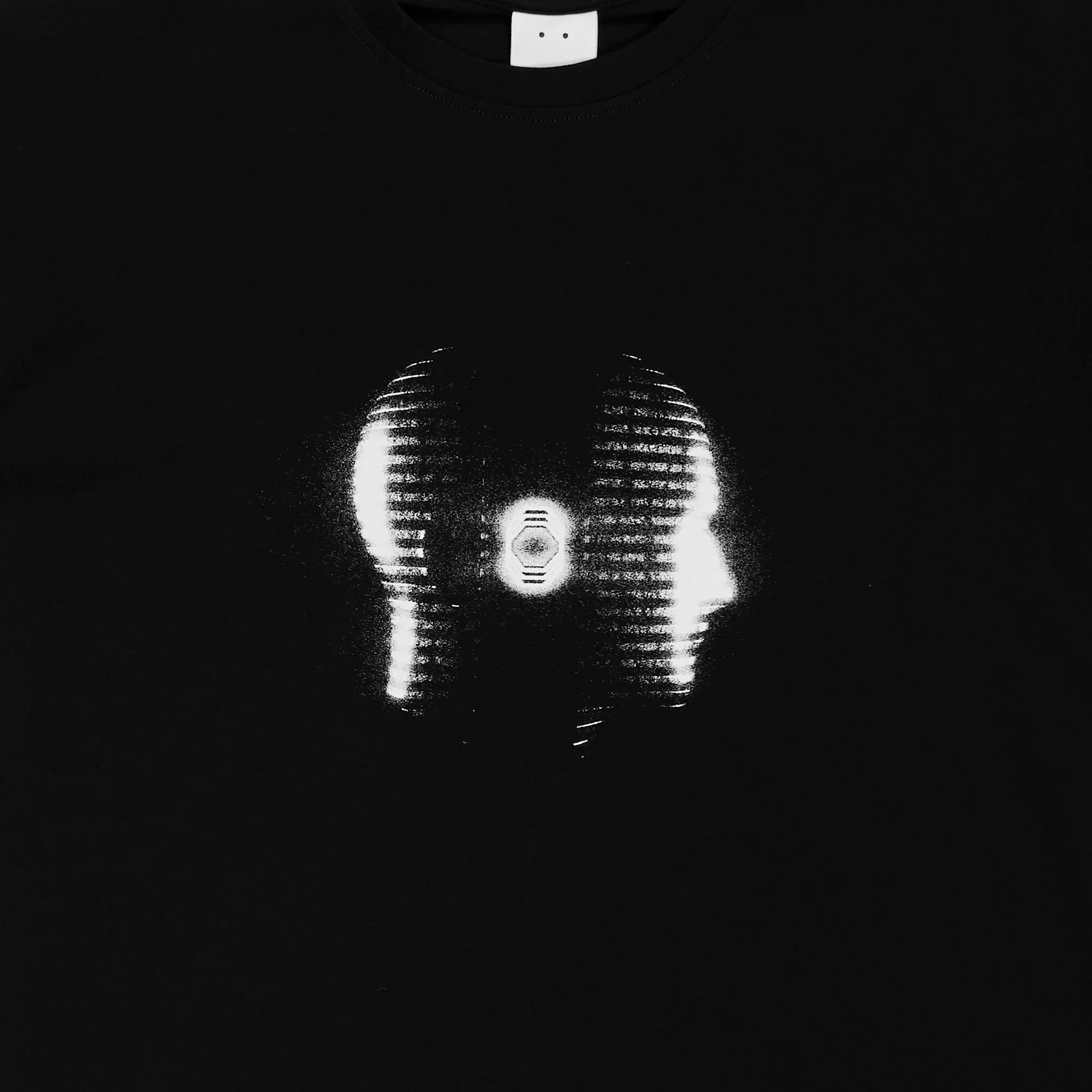 UNIVERSAL_TEE_BLACK_1X1_03.jpg