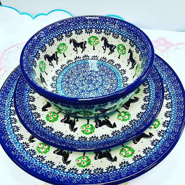 Surprise a horse lover with a  special place setting . Simply Polish has them. Along with vases,bowls,and  mugs . 35%off  #polishpottery #simplypolishusa.com #horselovers #giftideas #dinnerware