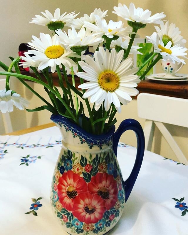 Simply cheerful! Enjoy my daisies in Polish Pottery. Pitcher from Andy&rsquo;s factory . I sale for 54.57 normally 83.95contact us. 734-525-2280 or suzan @simplypolishusa.com #daises #countryliving #vases #polishpottery #simplypolishusa.com #smallbus