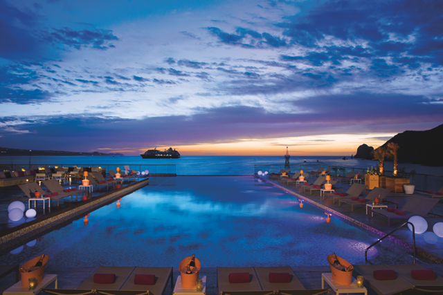 BRCSL_EXT_champagne_poolparty_night_1.png
