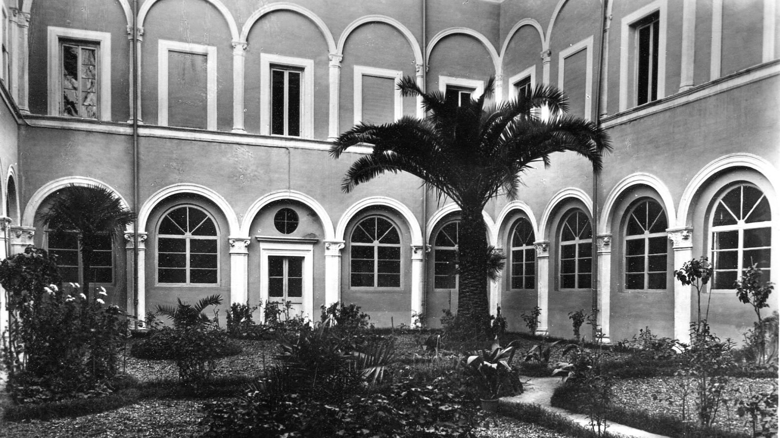 Courtyard at Santa Monica College prior to 1938