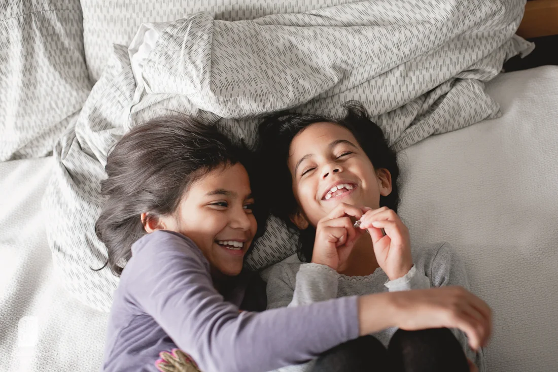 Juliette Fradin Photography ~ sisters lifestyle indoor Alexandria, VA