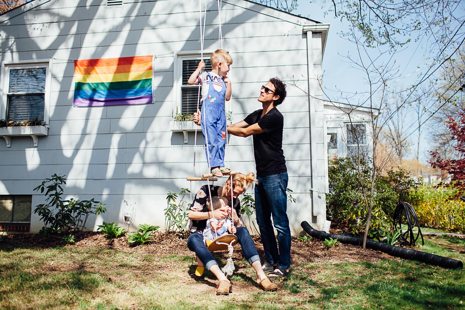Family on a surfer twin by Maryland Documentary photographer Juliette Fradin
