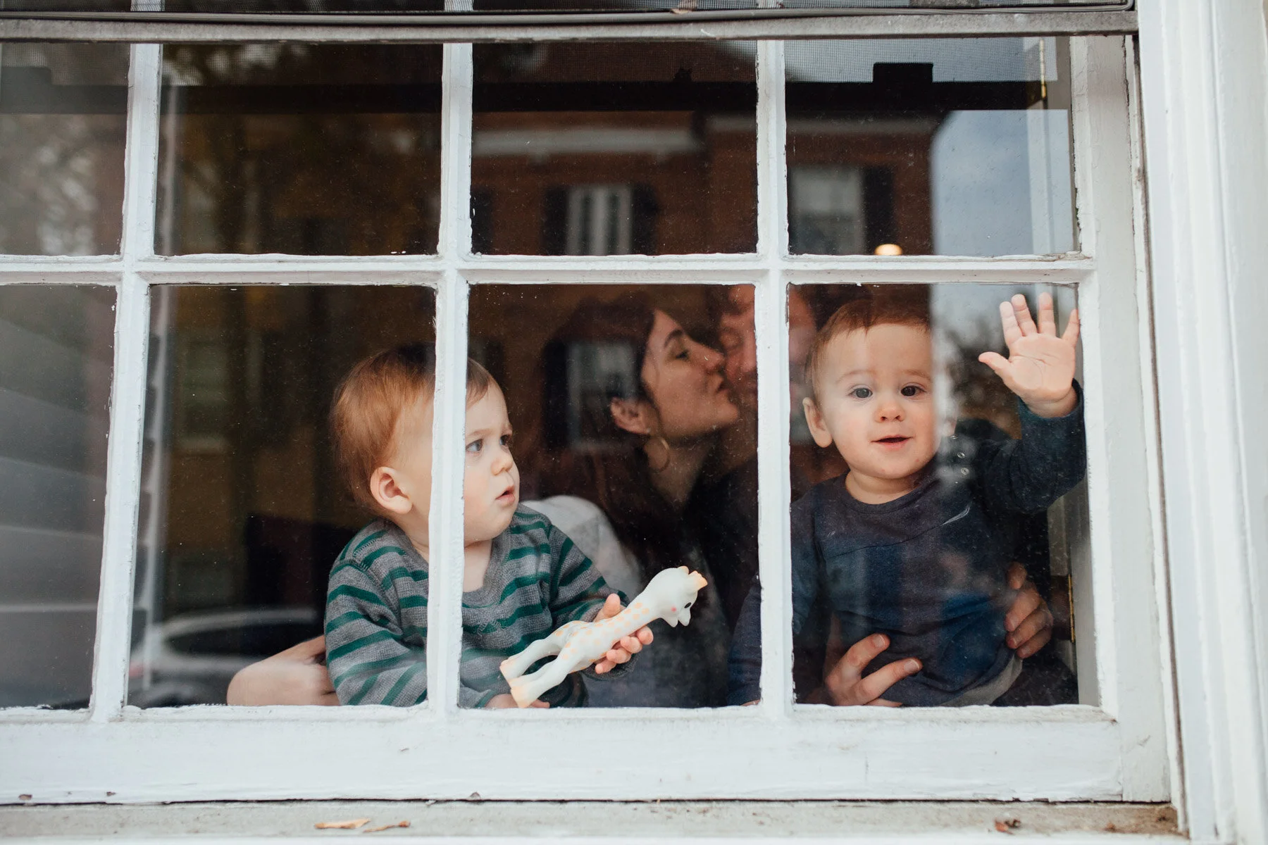 6 tips to choose a family photographer • An in-home family session with Washington, DC photographer Juliette Fradin