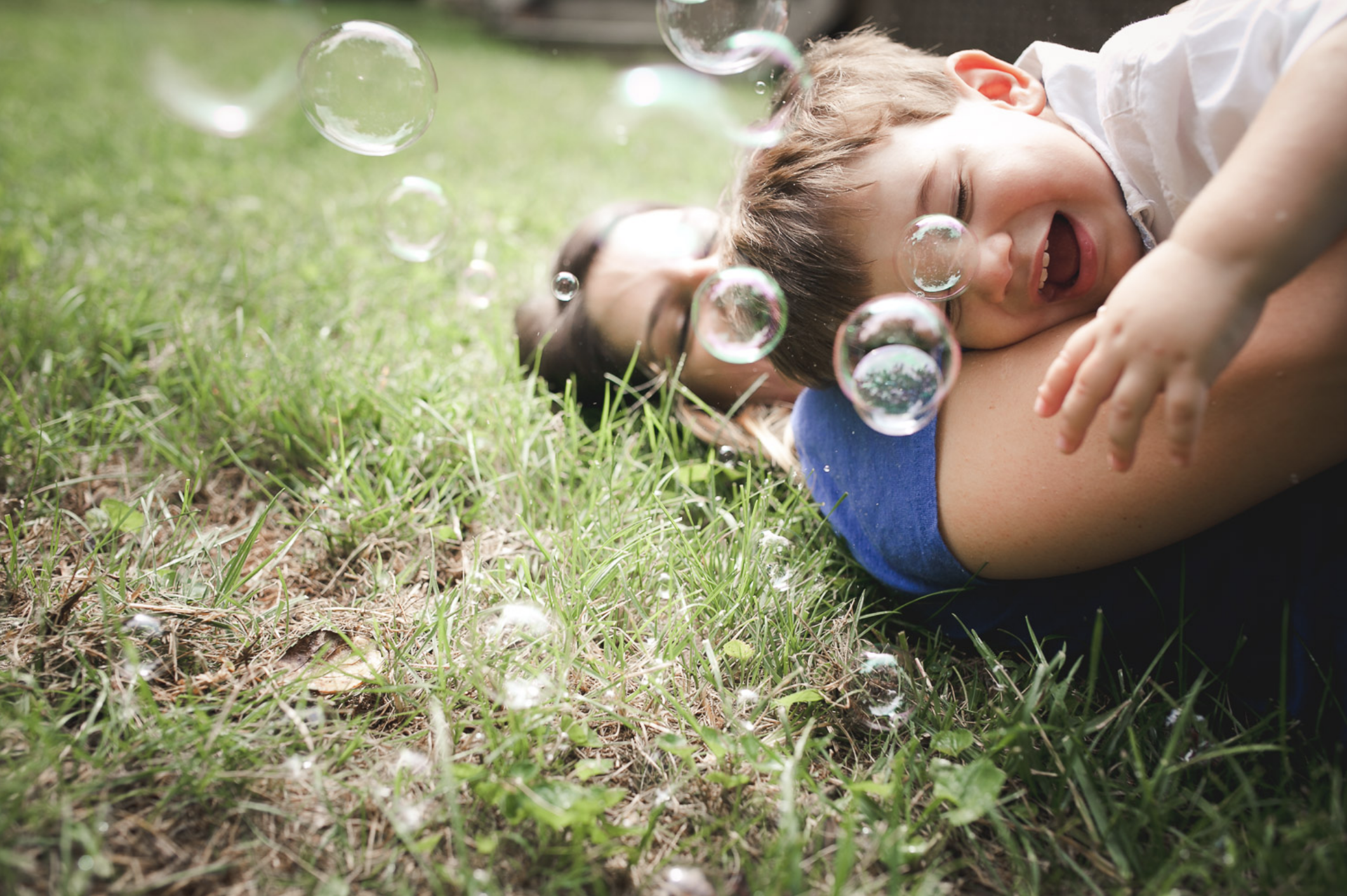 Bubbles and Chill in the Backyard • Bethesda Juliette Fradin Family Photography