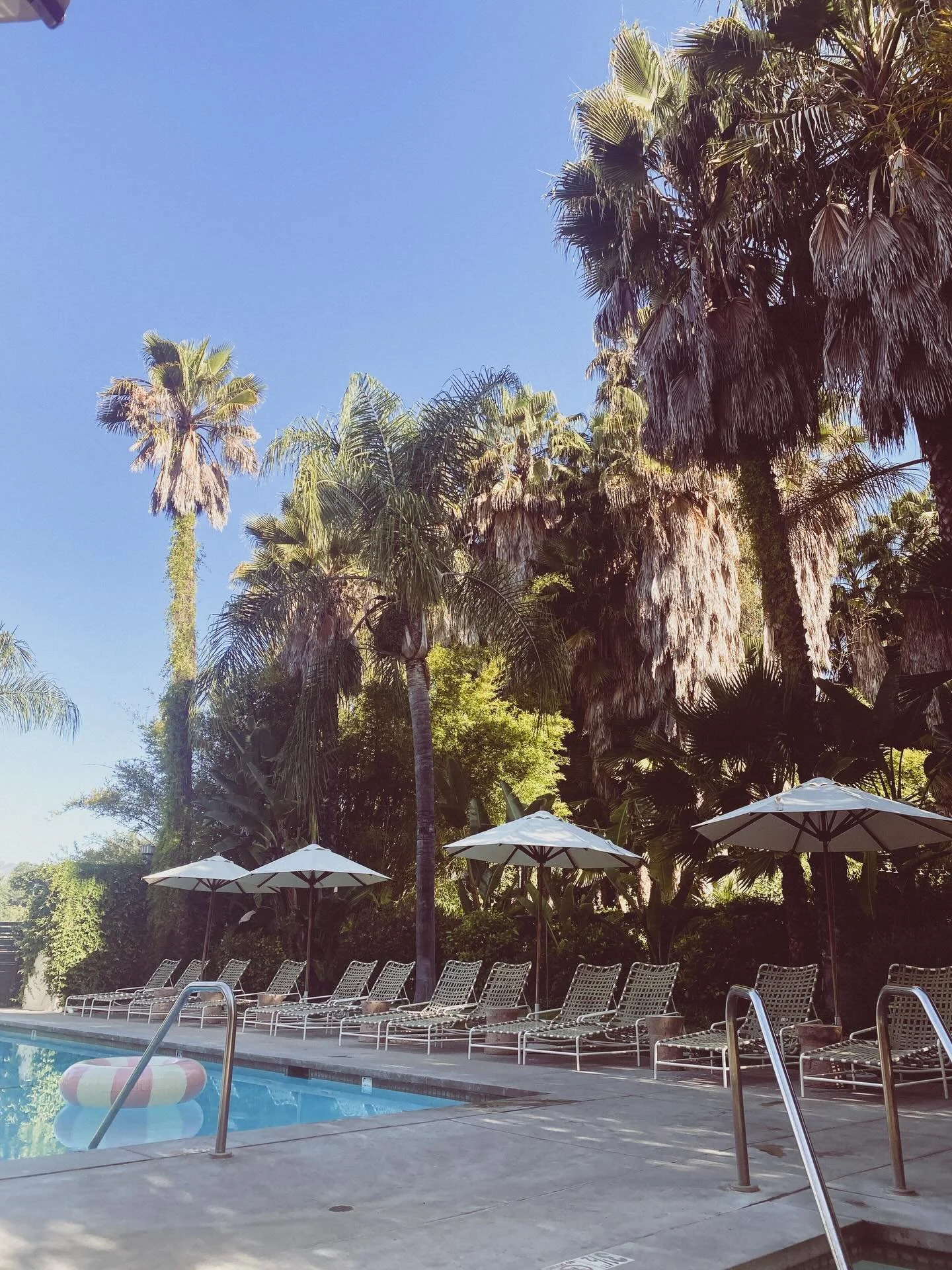 Last day at @thefamilynarrative and soaking it up until last minute. The hotel we stayed at was perfect to unwind, reflect, and build community. Thank you @posyquartermanphotography and @jennaelliottphoto for all the work. Forever grateful. 

Photo e