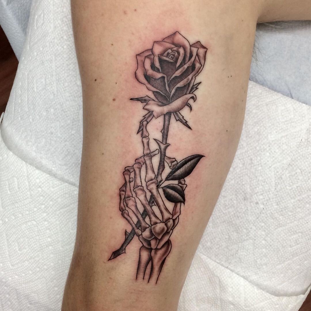 Hand skull rose