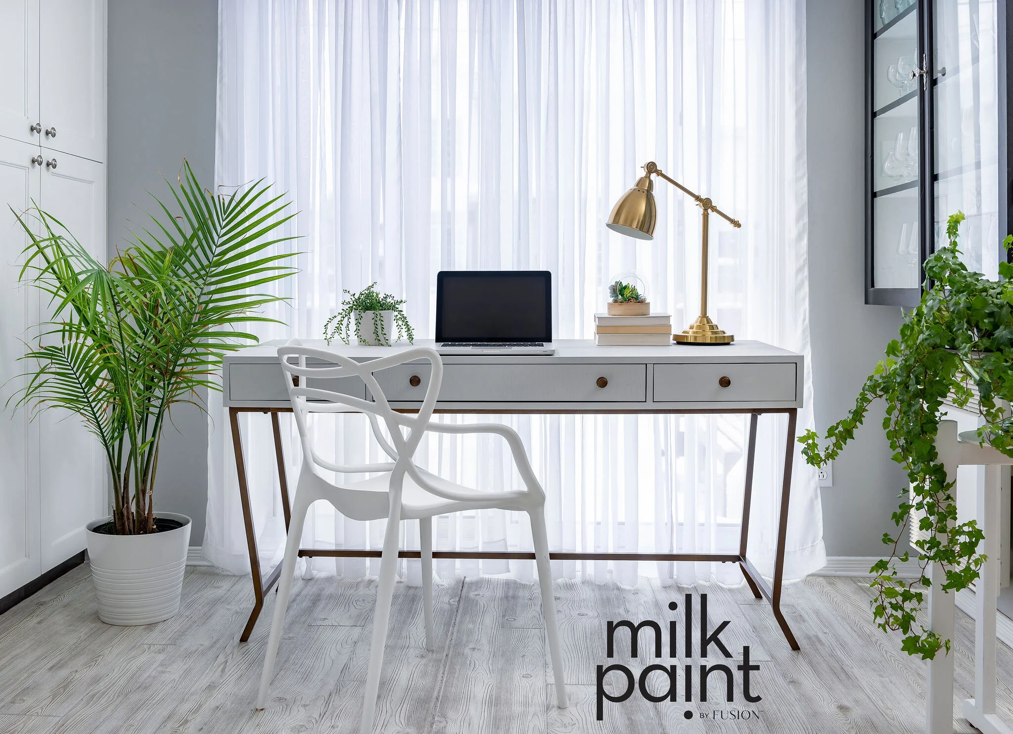 Silver_Screen_Fusion_Milk_Paint_Powder_Desk_HR_200228_5833-Edit.jpg