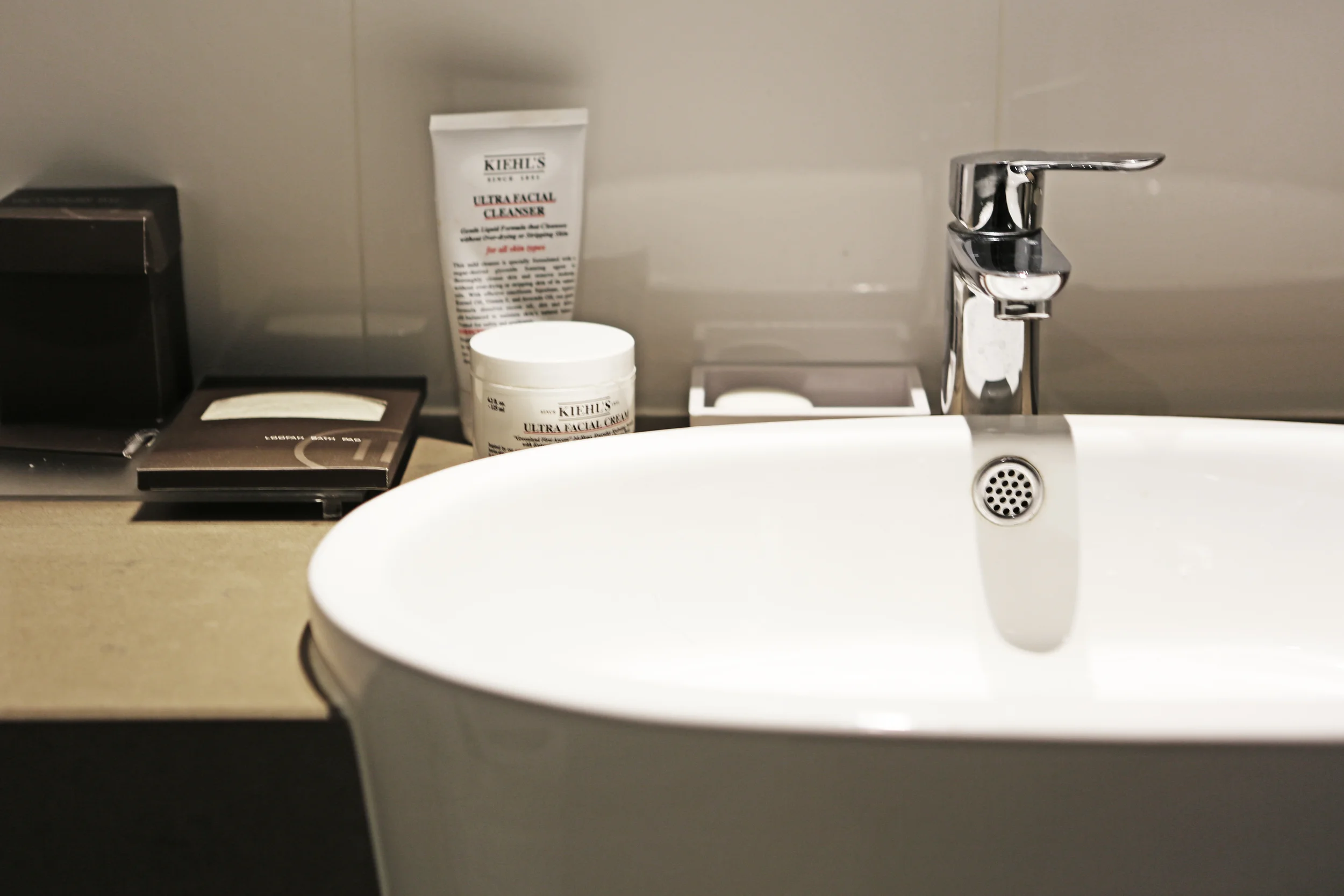 Deep basins and Bigelow amenities provided.