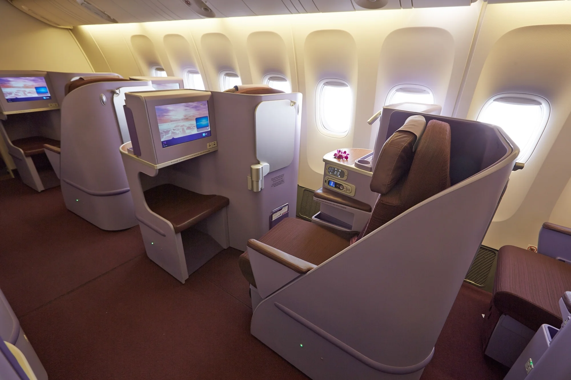 B777-300ER__Silk Class Seat_17_size_l.jpg