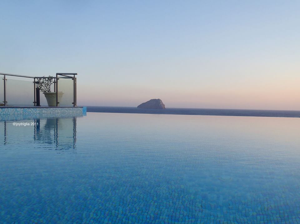 Porto Delfino Infinity Pool.jpg