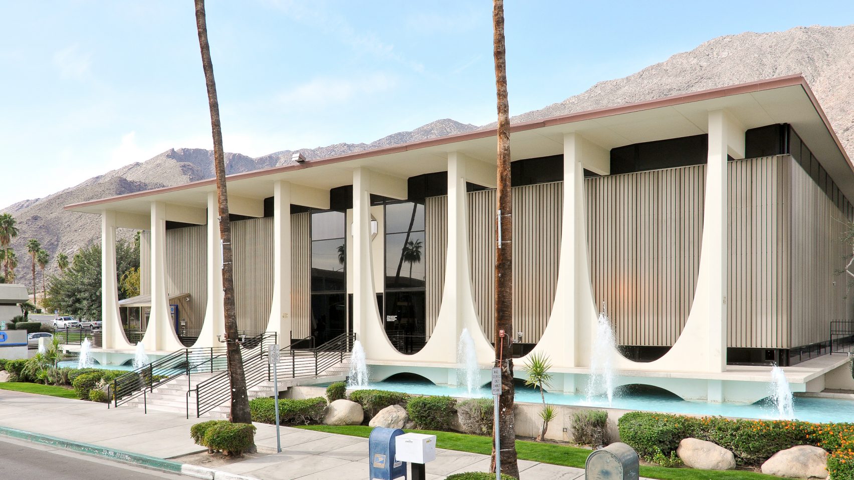 coachella valley savingse-stewart-williams-bank-mid-century-palm-springs-modernism-week_dezeen_hero-1704x959.jpg