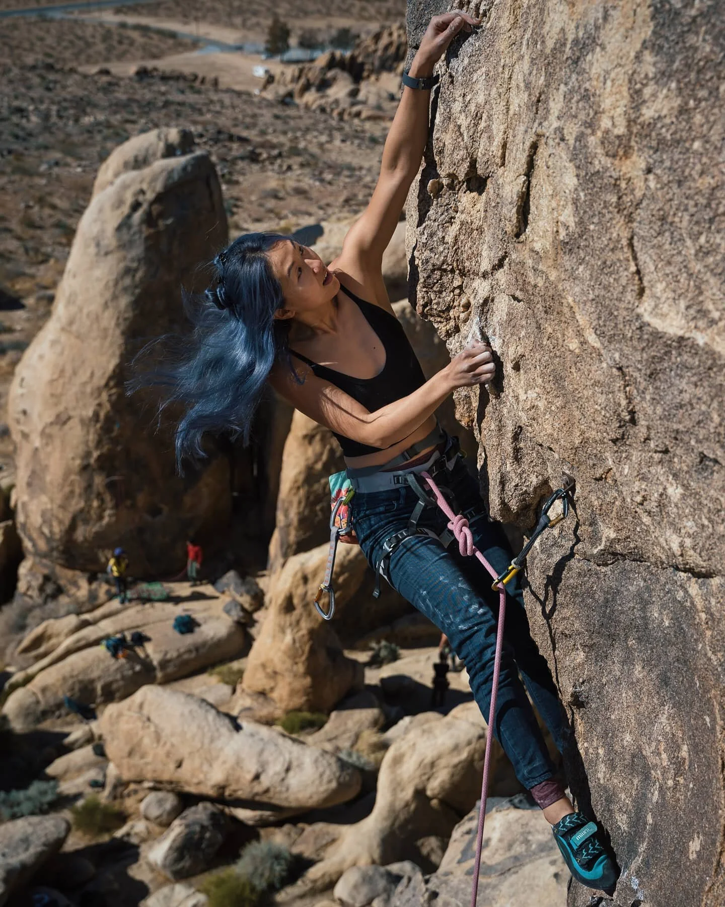 @kimmie.tu getting some warmups in. Blue hair kind of day out in the desert.

#yourshotphotographer #climbingphotography