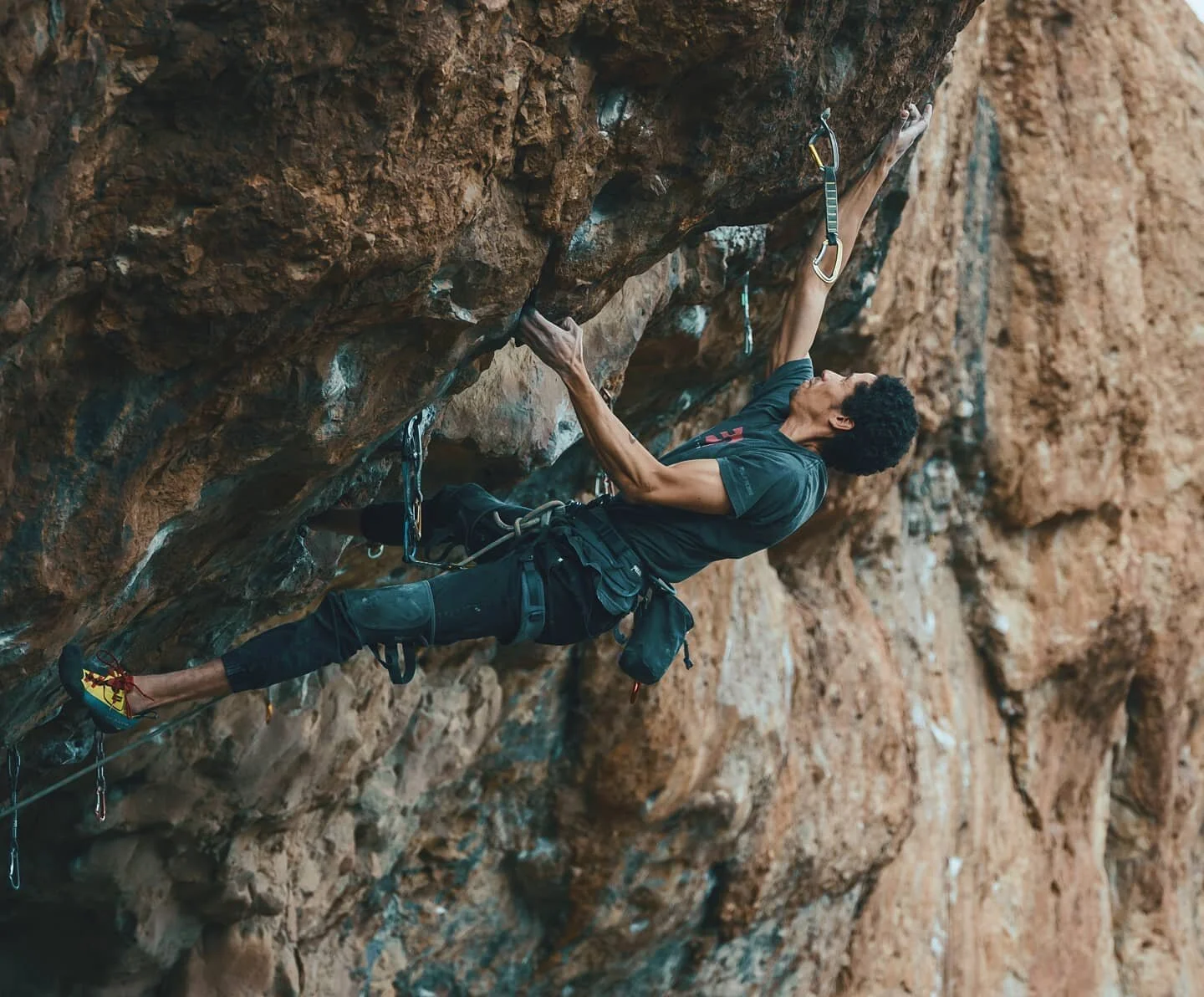 @czar_goss dialing in one of the hardest lines in the Santa Monica mountains &quot;kamikaze&quot; 5.14. Always love watching people dance through the moves on harder lines, A mix of meditation and choreography.

#yourshotphotographer