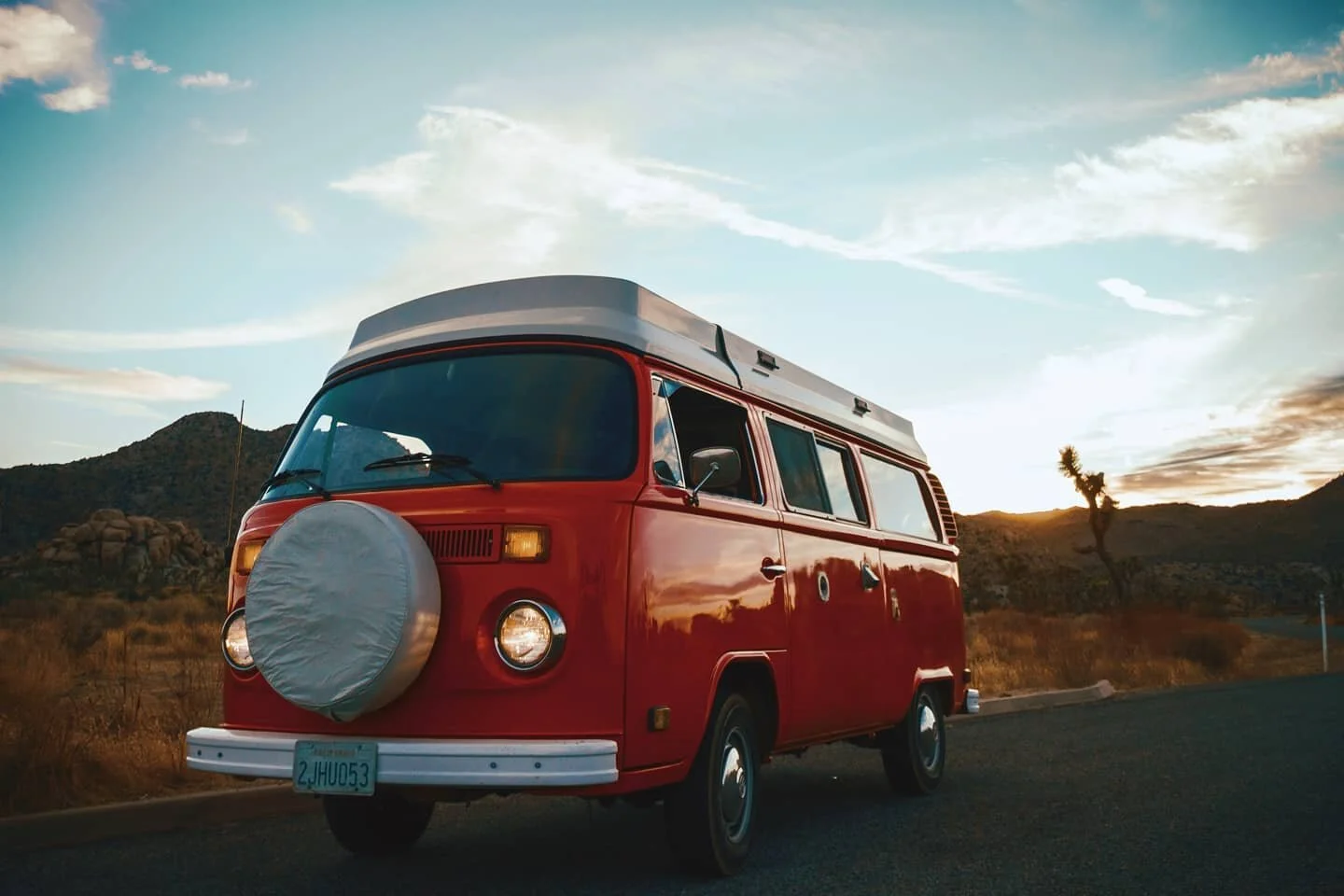 Desert dreaming, sun burnt landscapes, pop that roof sit back and relax. with @vwsurfariwagons 

#vwvanlife #vanlifemagazine #sunsetpicks #outdoormagazine #travelcalifornia