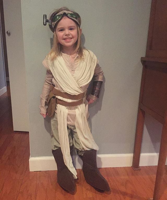 My little #rey #starwars #princess. Way to make a #father #proud.
@billzilla_rex @cupycakesweetshop #disney #costume #halloween #reycosplay #reycostume #sohappy #proudfather #anyahjoycehoff @s0kay #disneystarwars #theforceawakens #starwarstheforceawakens