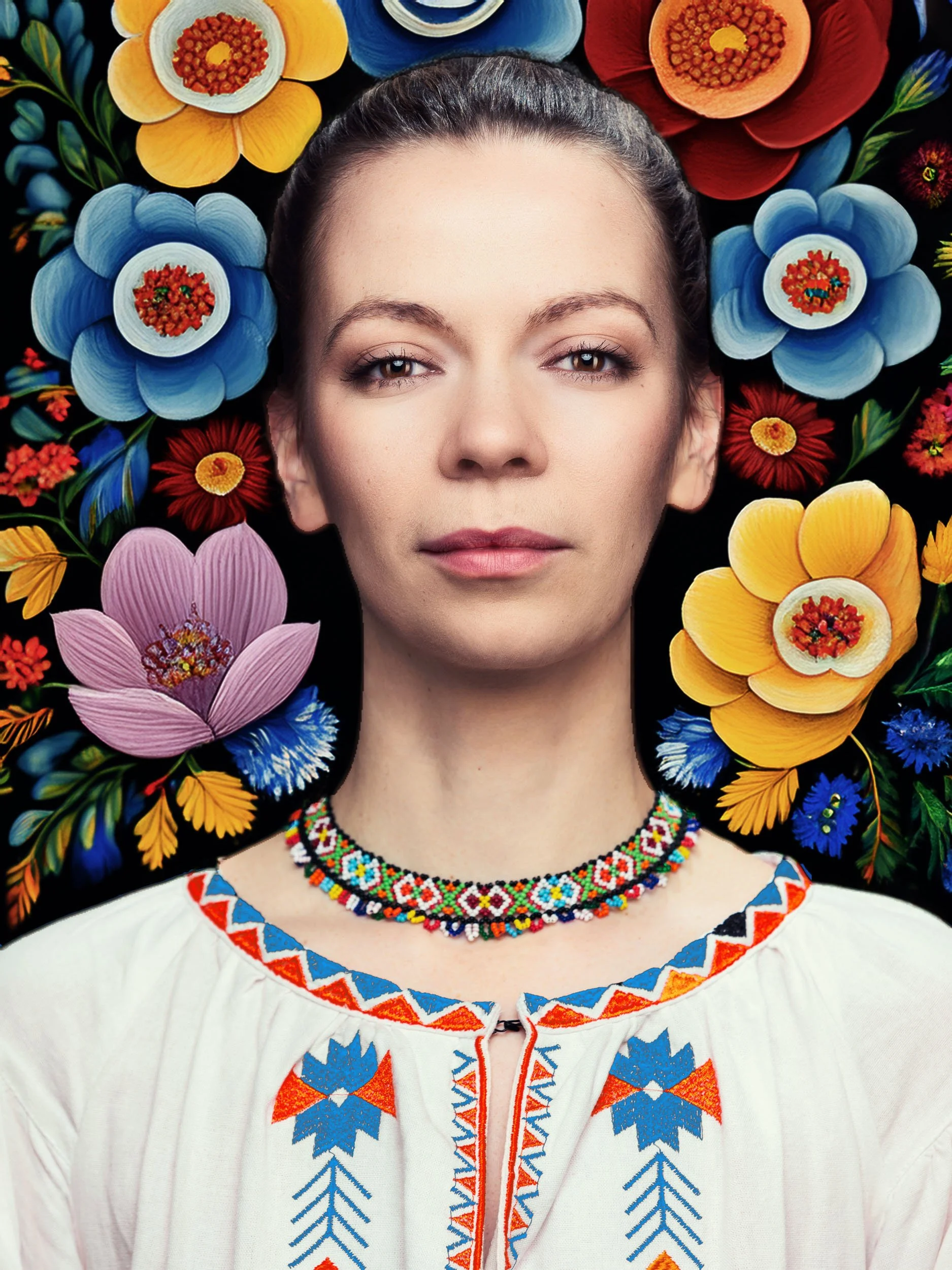 Porträt einer Frau mit traditionellem Schmucken und einem Blumenhintergrund aus bunten, dekorativen Blumen.