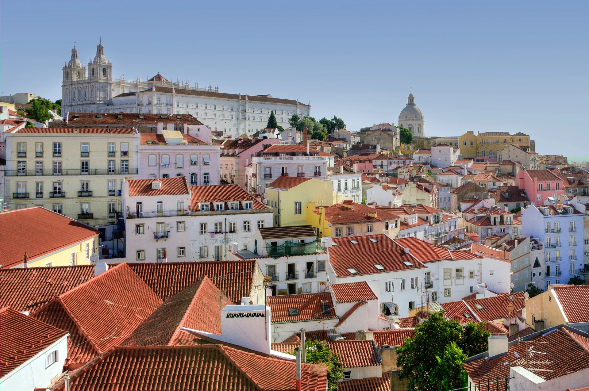 alfama-2165717_1920.jpg
