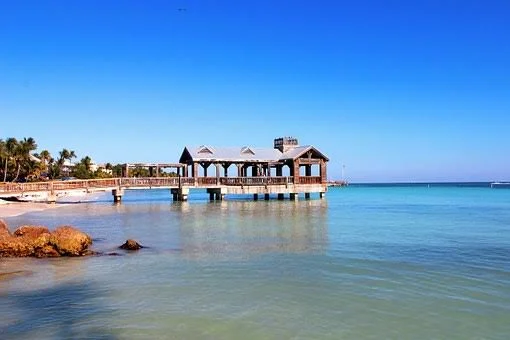 est Time to Visit: March to May when winter crowds taper off and prices are lower.