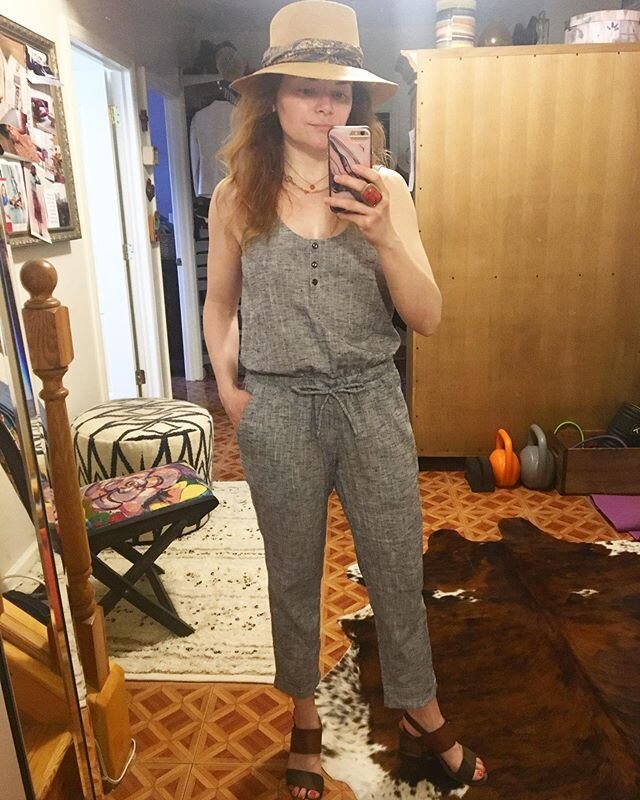 Jumpsuit debut!  @fashiontrekker took me to have an old jumpsuit copied while we were in Nepal and I haven&rsquo;t had the chance to wear it.  70 you say?! Sounds like the perfect opportunity💃🏻💃🏻 I also layered on a coral heart necklace from my m