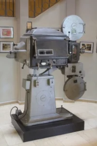 Old film projector of Esther Cinema, in Cinema Hotel, Tel Aviv. By: idobi (own work) cc BY-SA3.0