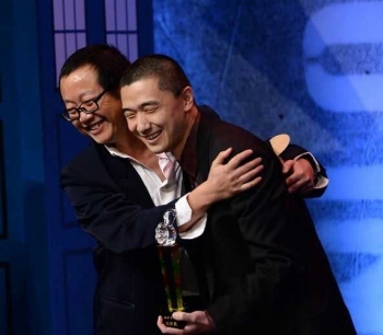 Cixin Liu and translator Ken Liu accepting the Chinese Xingyun (Nebula) Award for The Three-Body Problem (2014, photo via Tor.com )