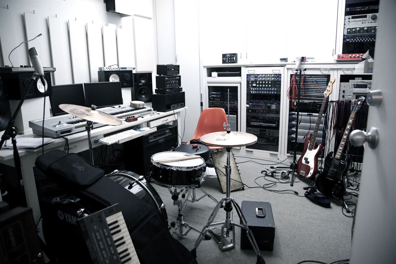 33: Moby used to live and record in an old factory that was a prison hospital and a slaughterhouse, and it has 3 levels of basement: https://www.youtube.com/watch?v=3EFPQpVFdPs