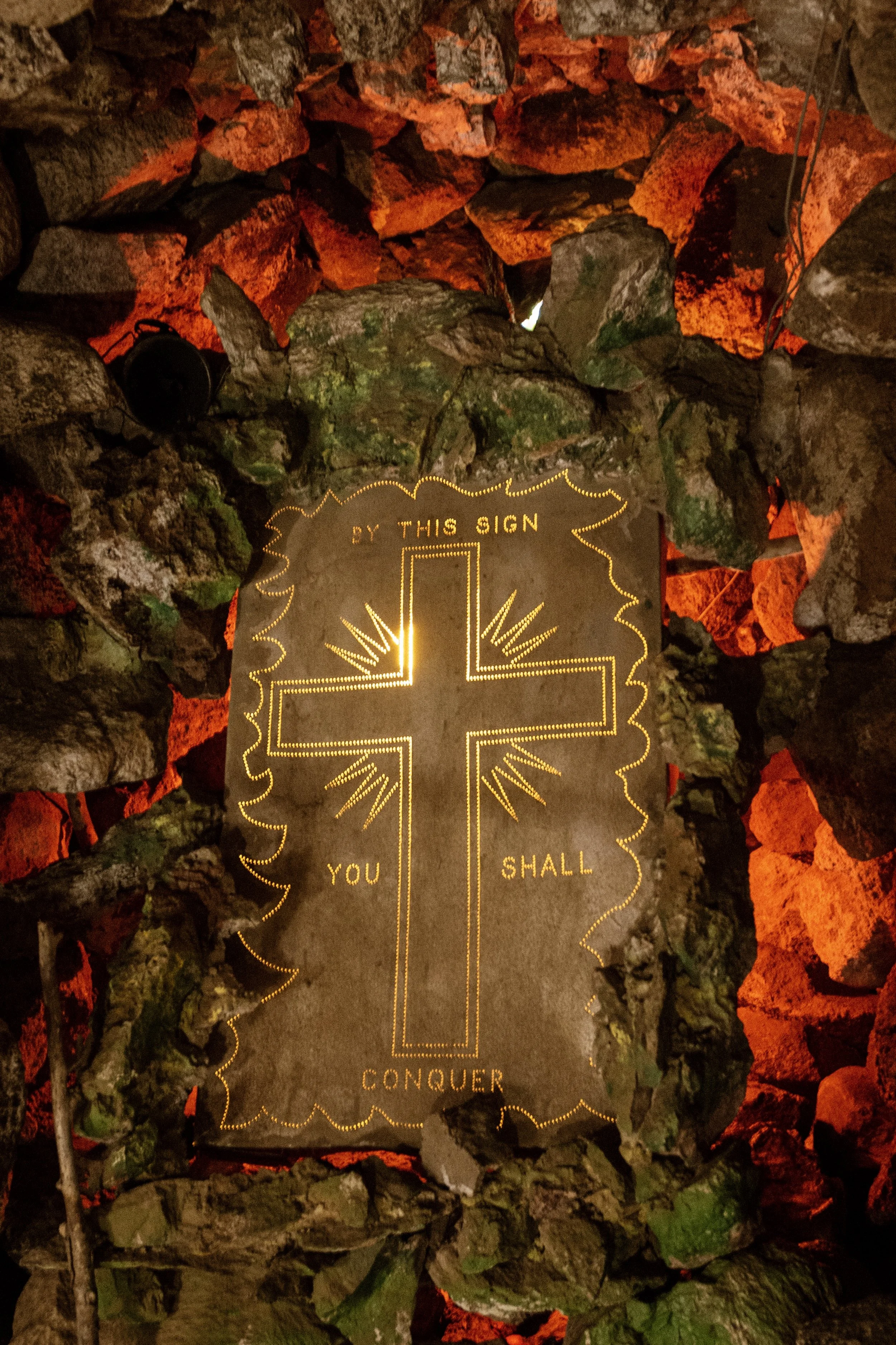 Throughout the cave there are 26 shrines. The Wonder Cave is modeled after the catacombs of Rome.