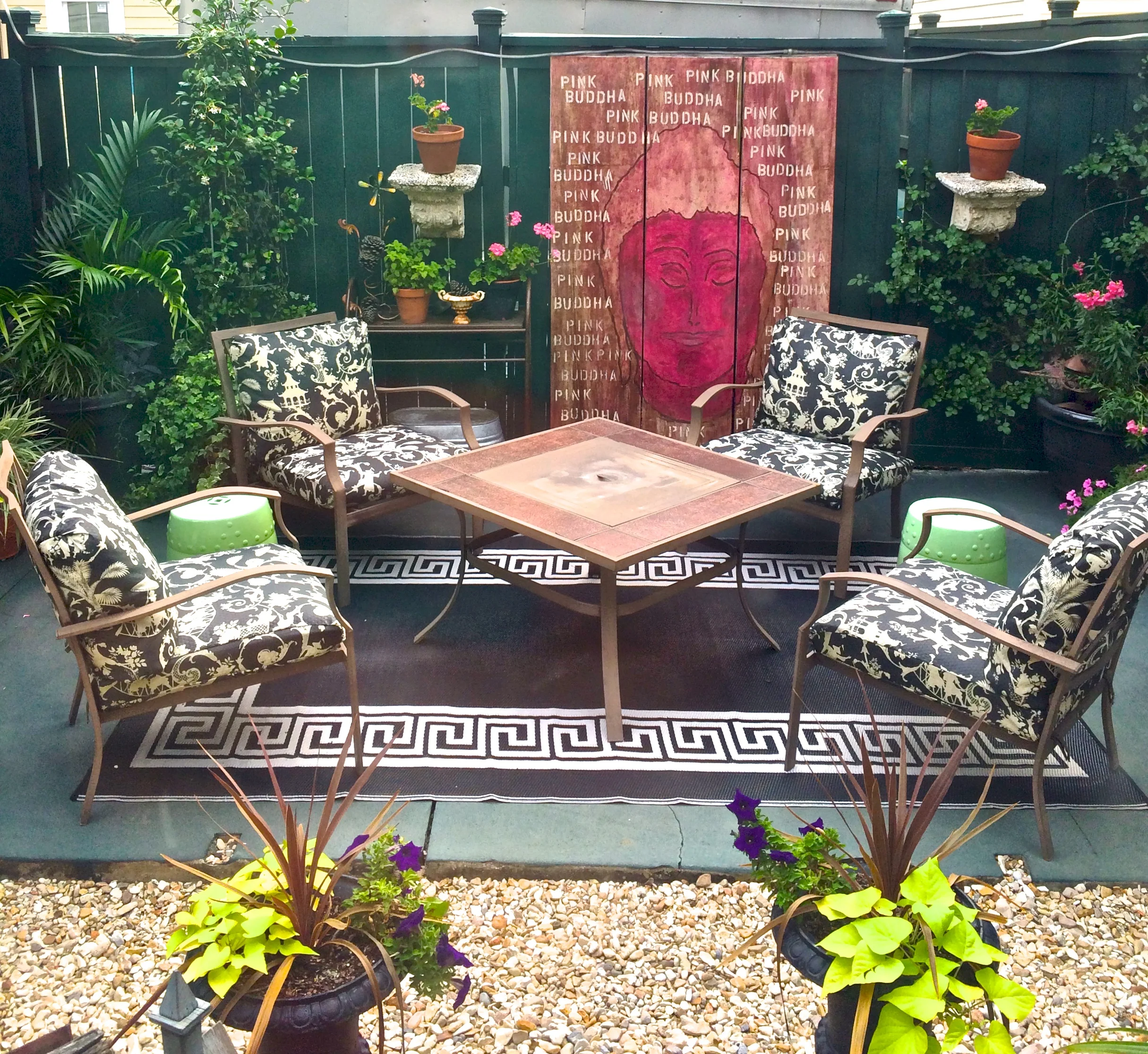 gorgeous back patio. i didn't have the opportunity to enjoy this space but my mom enjoyed her morning coffee out back one day (until the New Orleans heat drove her back inside).