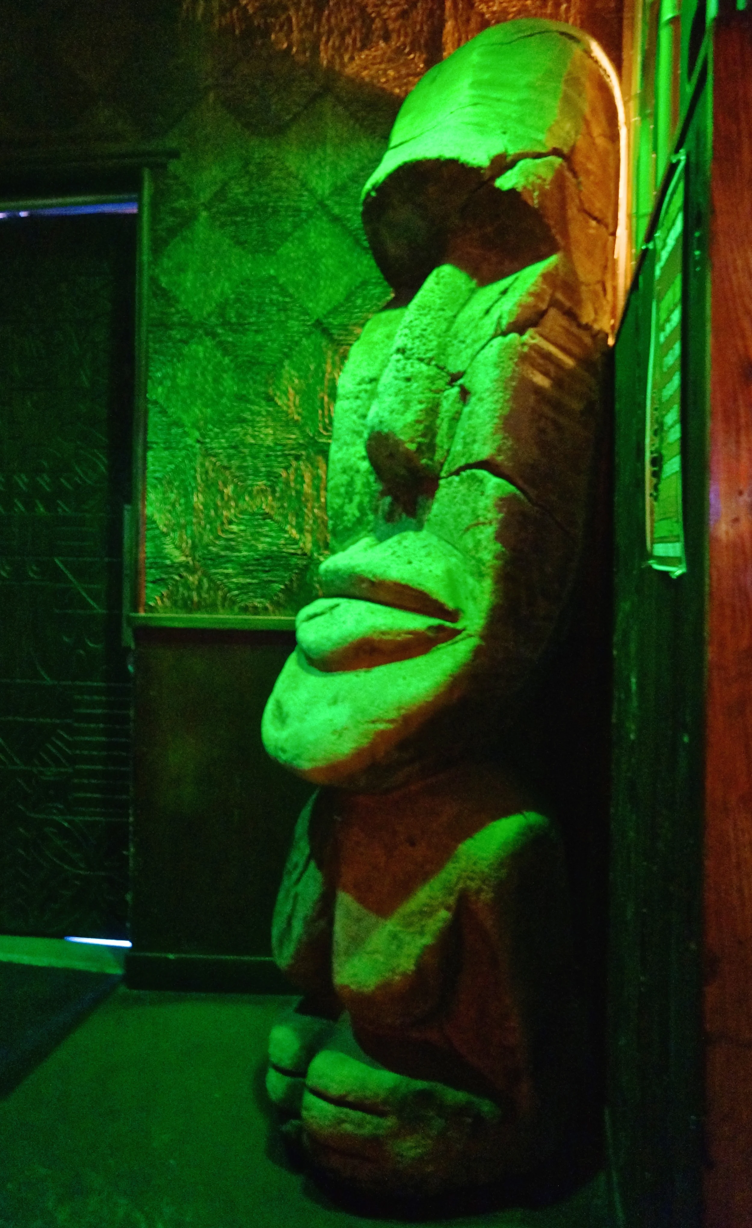 tongs-hut-tiki-head.jpg