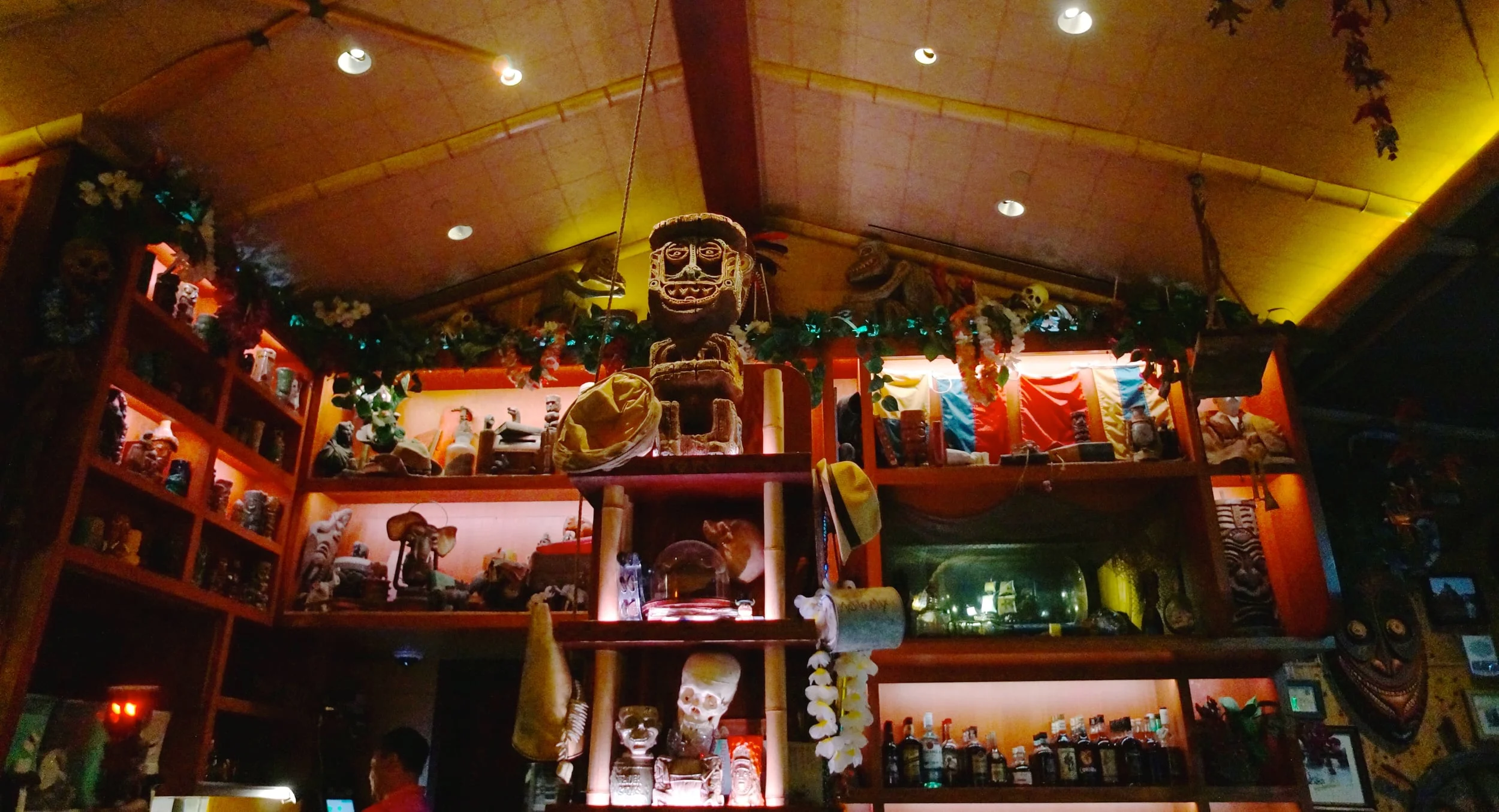 trader-sams-enchanted-tiki-bar-disneyland.jpg