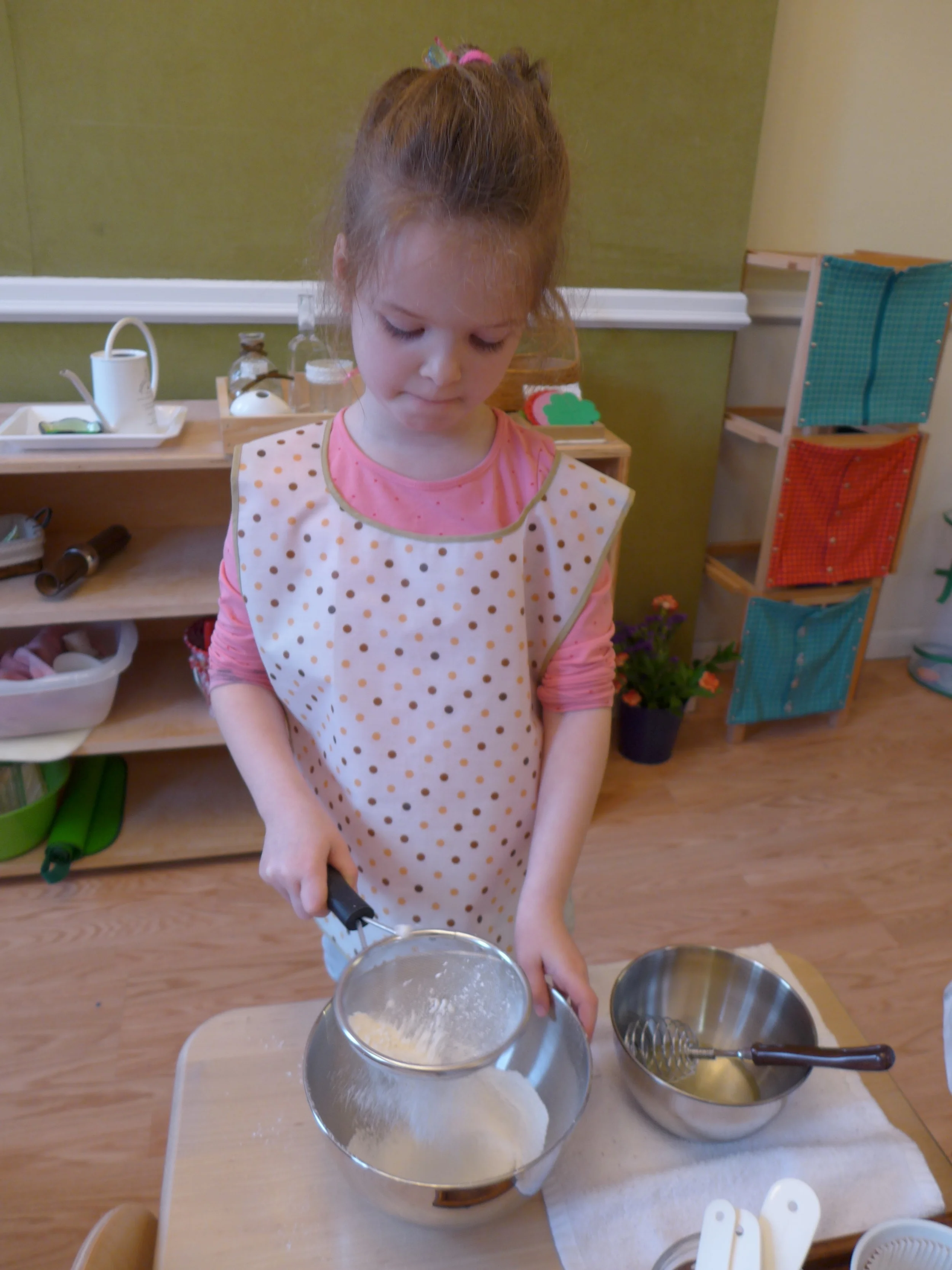 A 5-year-old bakes a cake completely independently