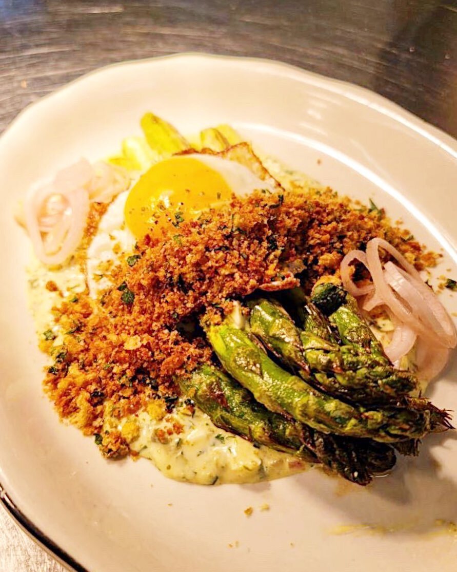 Sp&eacute;cial pour le-week-end! 
Roasted asparagus, sauce gribiche, herbed breadcrumbs &amp; shallots.
The perfect starter to a delicious evening with us 💕
📸 Chef Tyler