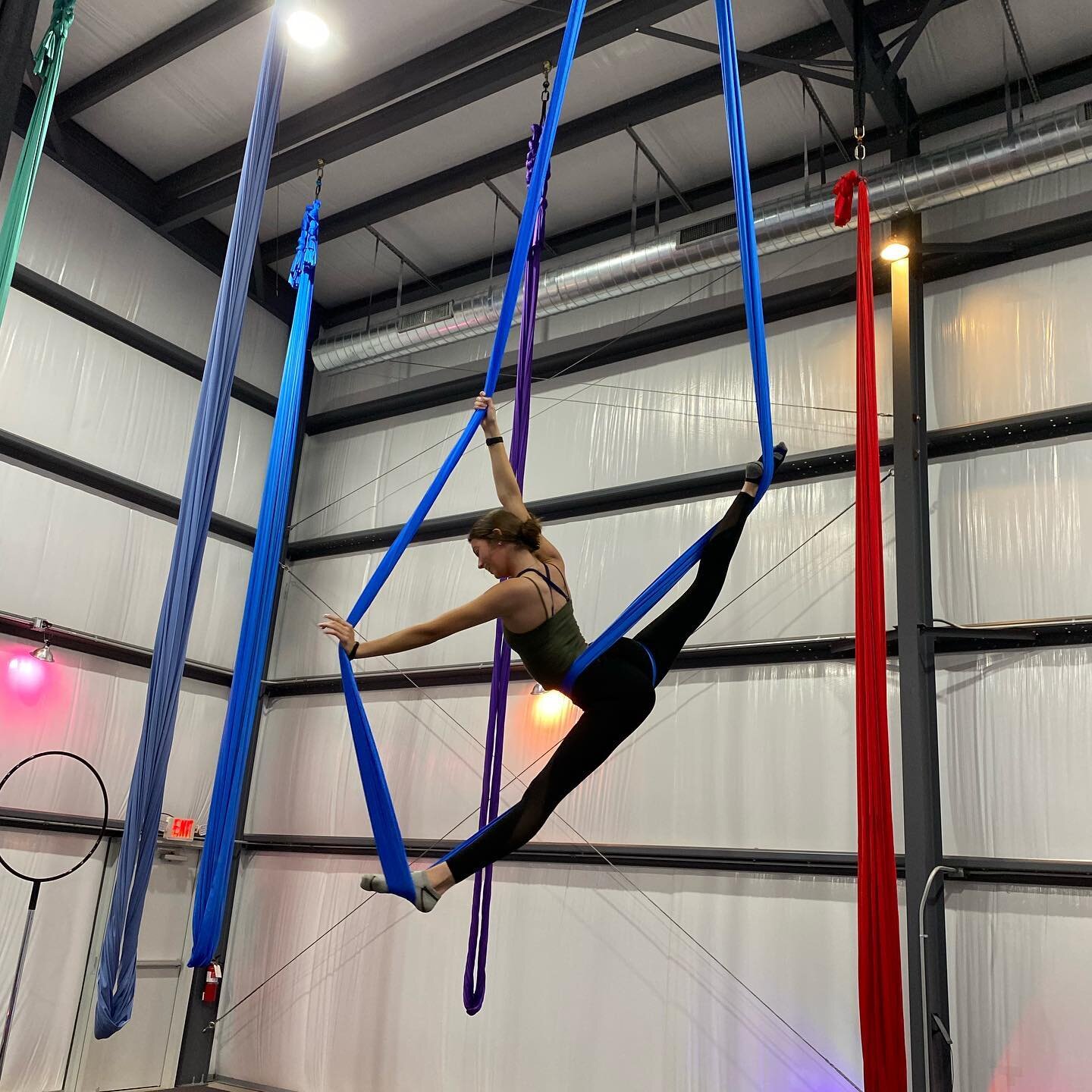 🌸Sariah&rsquo;s Specialty Apparatus Schedule for April🌸

💐April 1st Lollipop 
💐April 8th Sling 
💐April 15th LED Cube 
💐April 22nd Cube with Hand Loop
&bull;
&bull;
&bull;
#axisaerialarts #tomballaerialists #houstonaerial #aerialsling #lollipopl