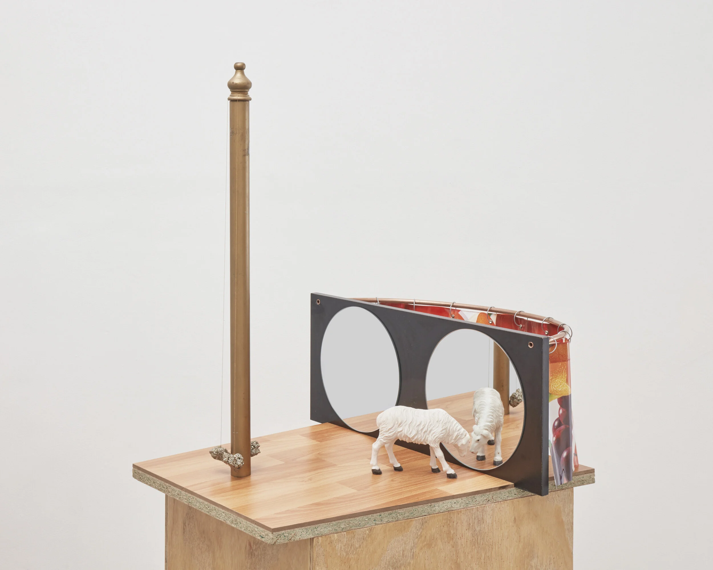 La salita , 2019. De la serie La fábula, la sátira . Madera, cobre, poliresina, alambre galvanizado, plástico, tela plástica, espejo, piedra e hilo. 161 x 66 x 60 cm.