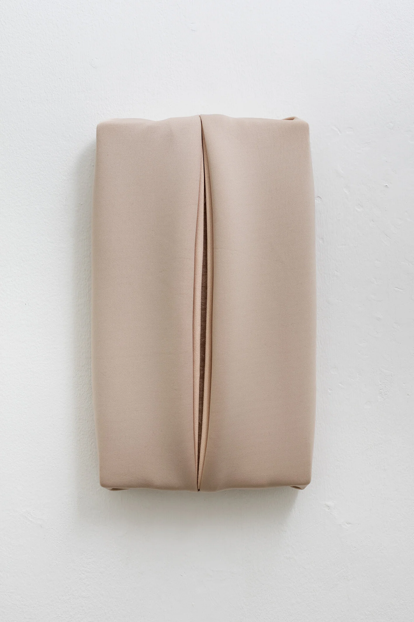Sin título , 2019. Telas de neopreno. 36 x 22 cm.