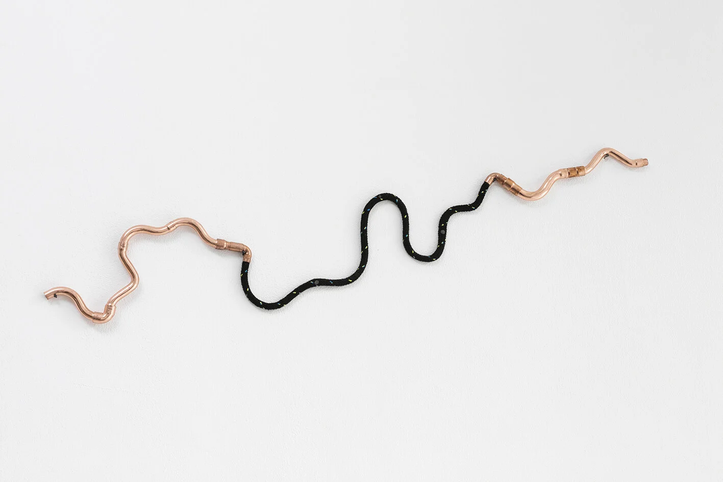 Serpiente , 2019. Cobre con soga náutica. 50 x 70 cm.