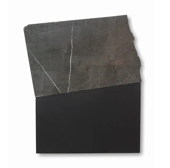 Fragmento grafito 2 , 2019. Acrílico sobre lienzo y mármol. 89 x 70 cm.