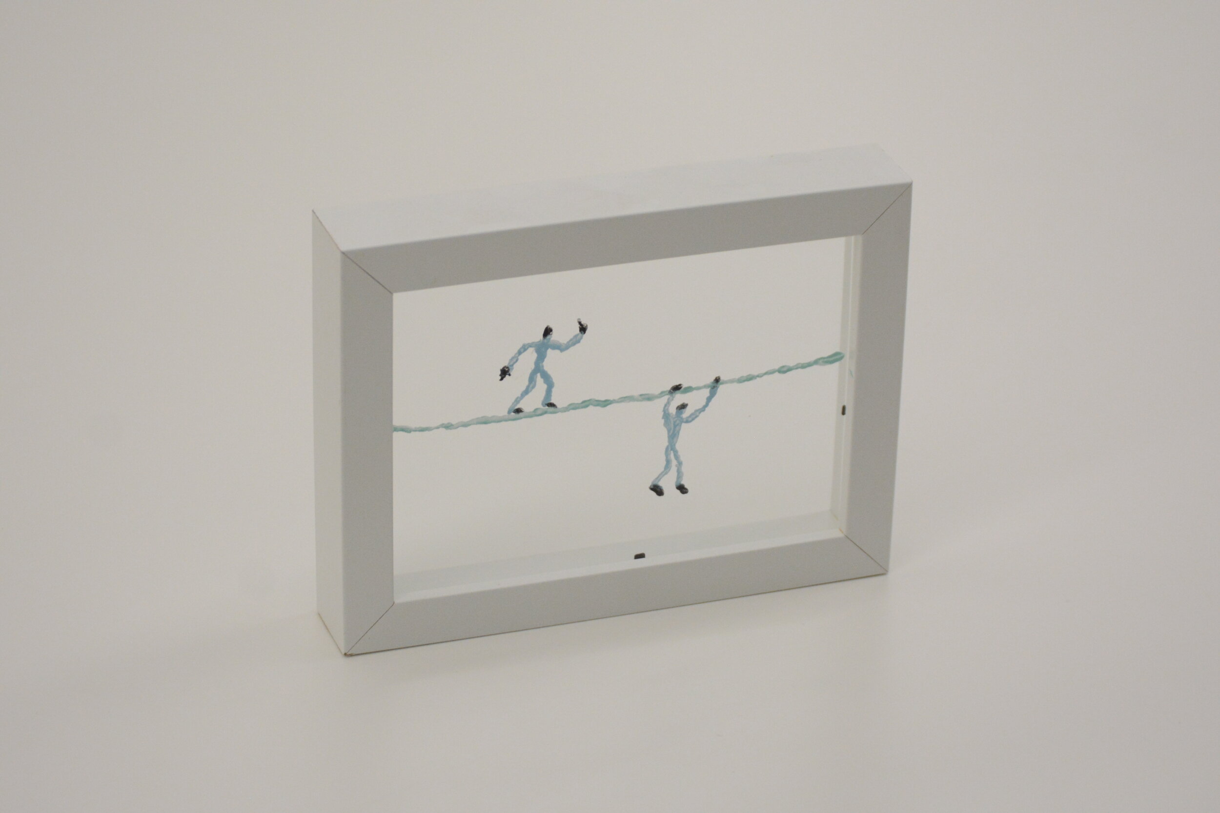  Ignacio Iturria.  Equilibristas  (2018). Técnica mixta, acrílico sobre vidrio. 15 x 20 x 3,5 cm. 