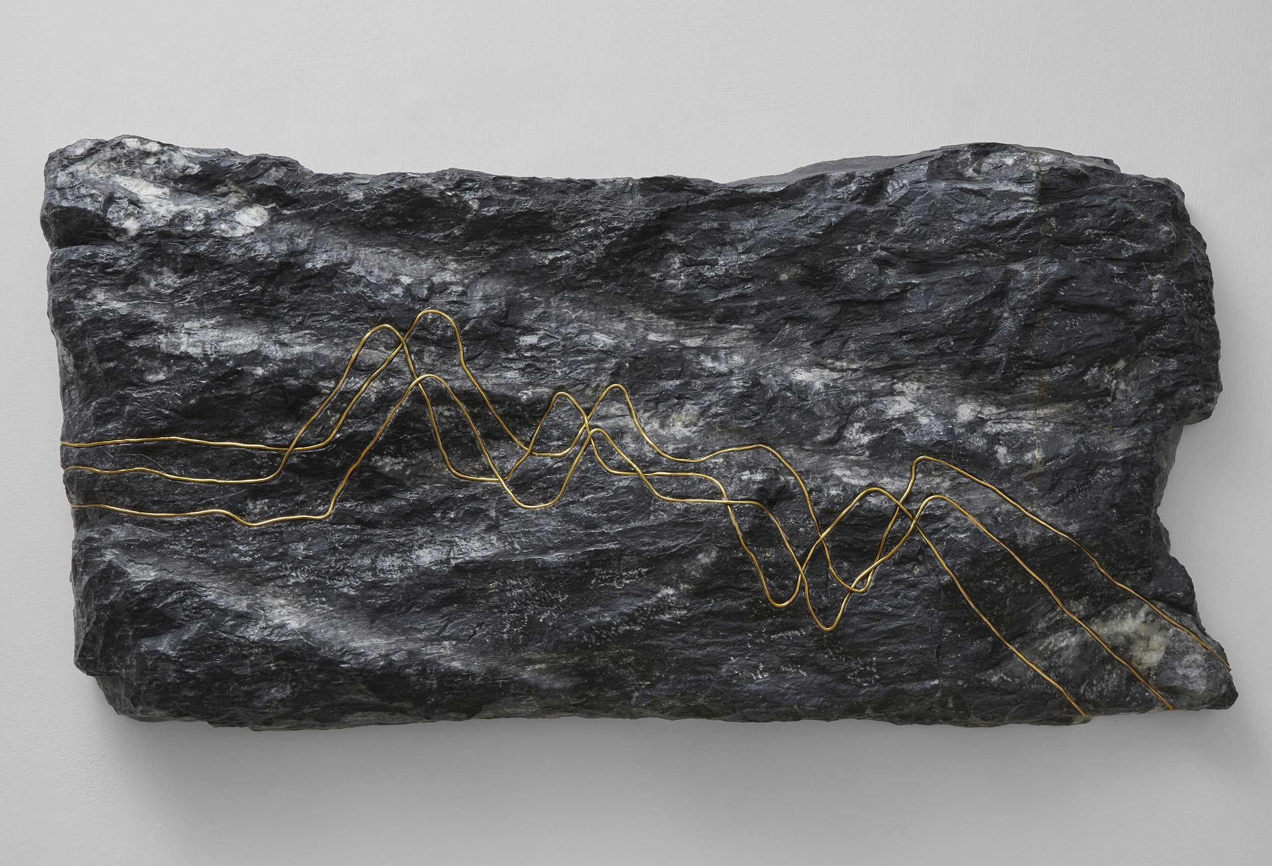  Frecuencias III, 2022. Mármol Santa Ana tallado con incrustaciones de alambre de cobre bañado en oro amarillo. 38 x 79 cm.   